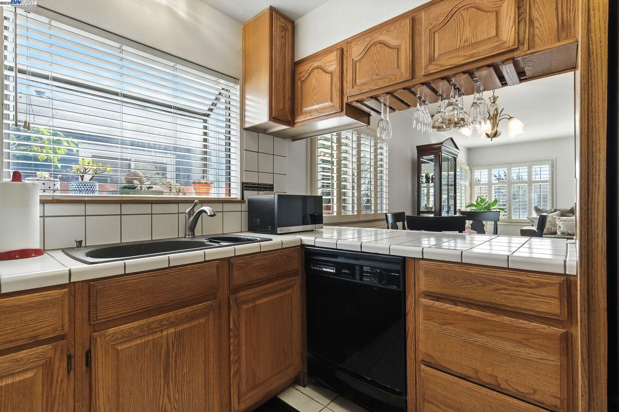 Detail Gallery Image 9 of 32 For 923 90th Ave, Oakland,  CA 94603 - 3 Beds | 2 Baths