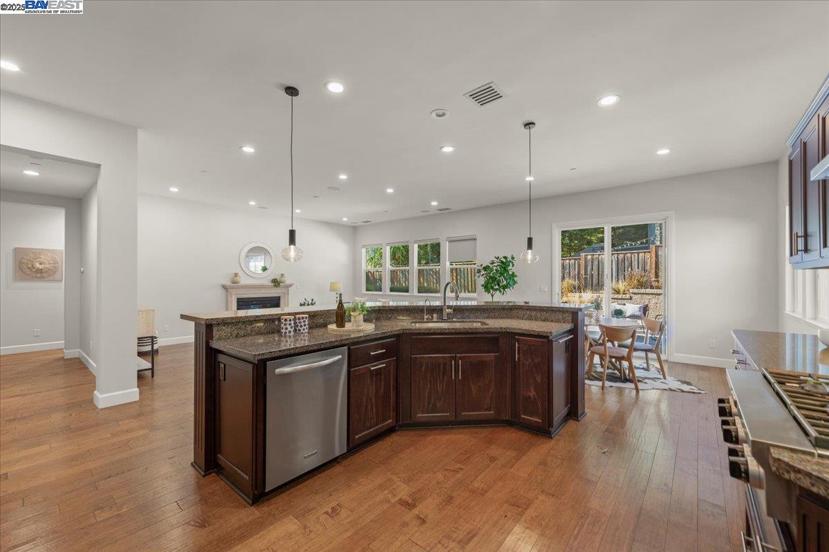 Detail Gallery Image 14 of 44 For 379 Felipe Cmn, Fremont,  CA 94539 - 5 Beds | 4/1 Baths