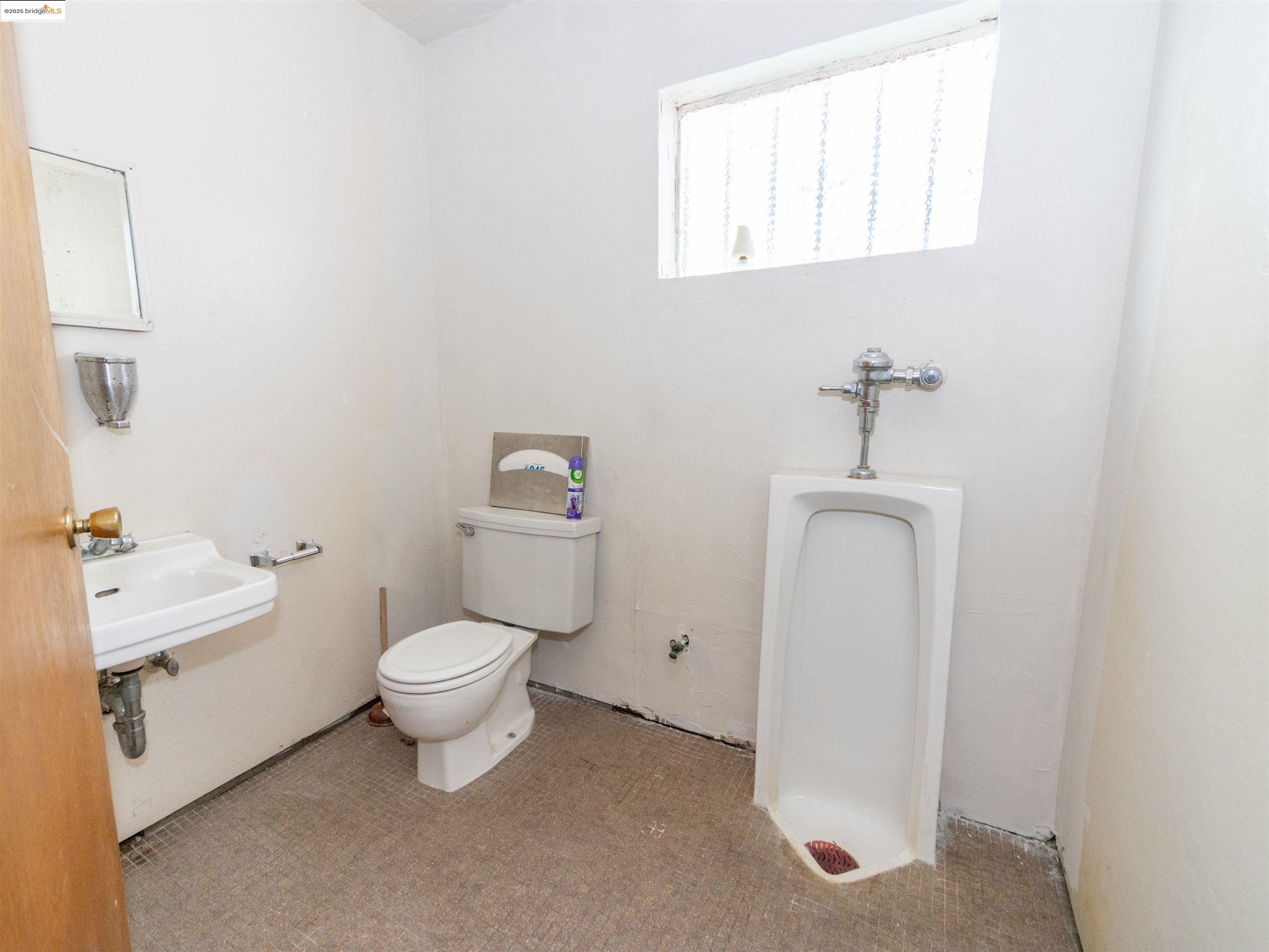 Detail Gallery Image 21 of 23 For 3214 Market St, Oakland,  CA 94608 - – Beds | – Baths