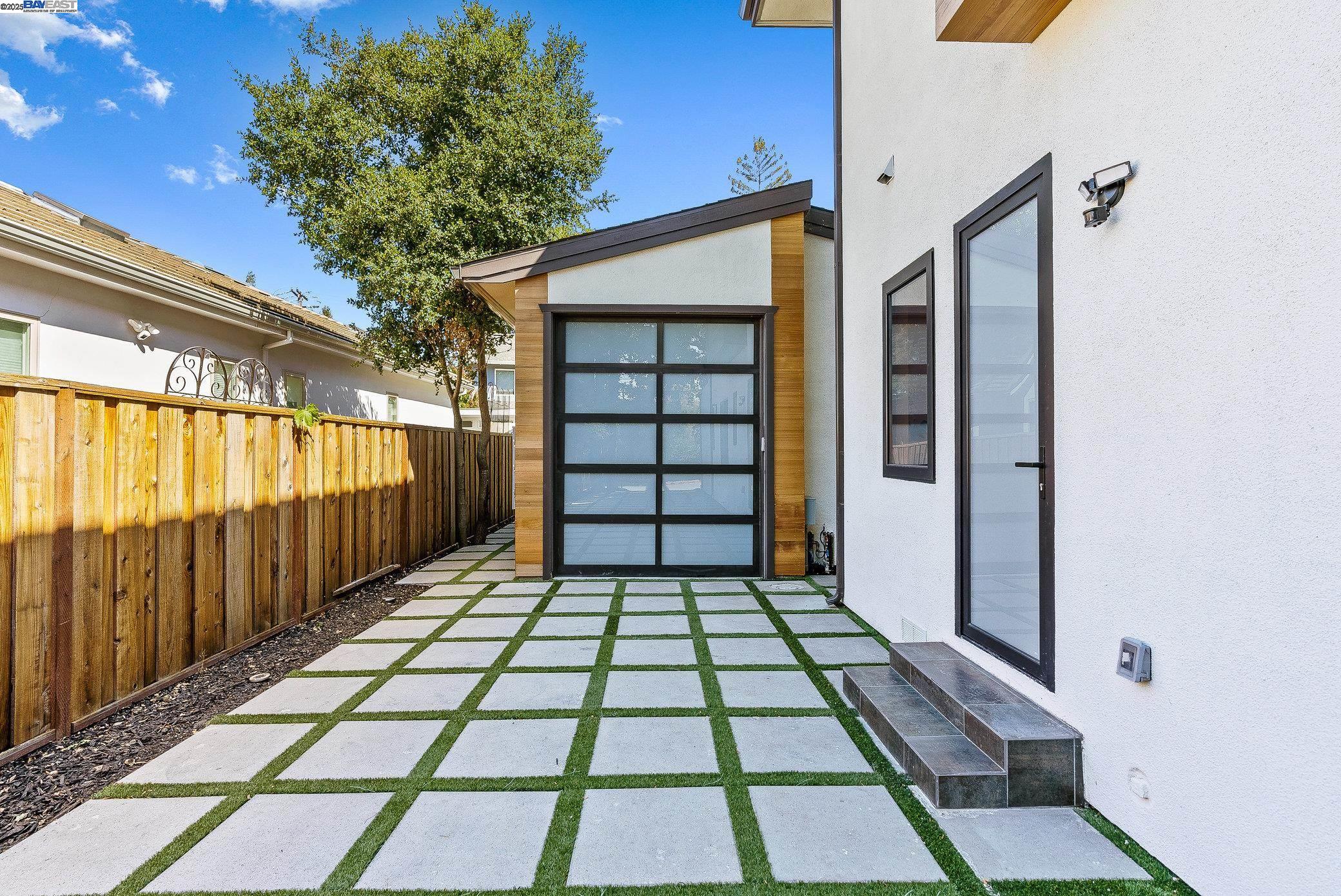 Detail Gallery Image 47 of 60 For 923 Shauna, Palo Alto,  CA 94306 - 6 Beds | 5/1 Baths