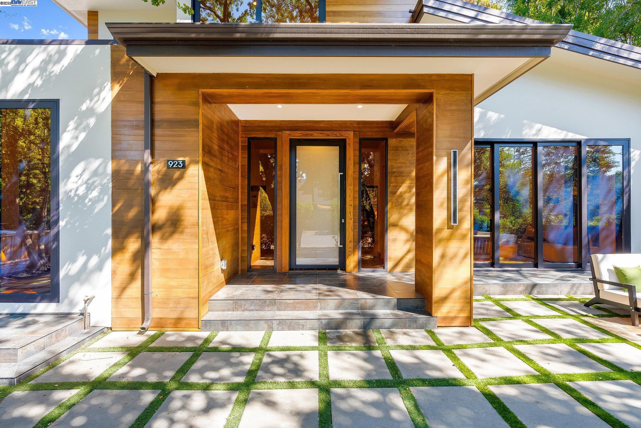 Detail Gallery Image 6 of 60 For 923 Shauna, Palo Alto,  CA 94306 - 6 Beds | 5/1 Baths