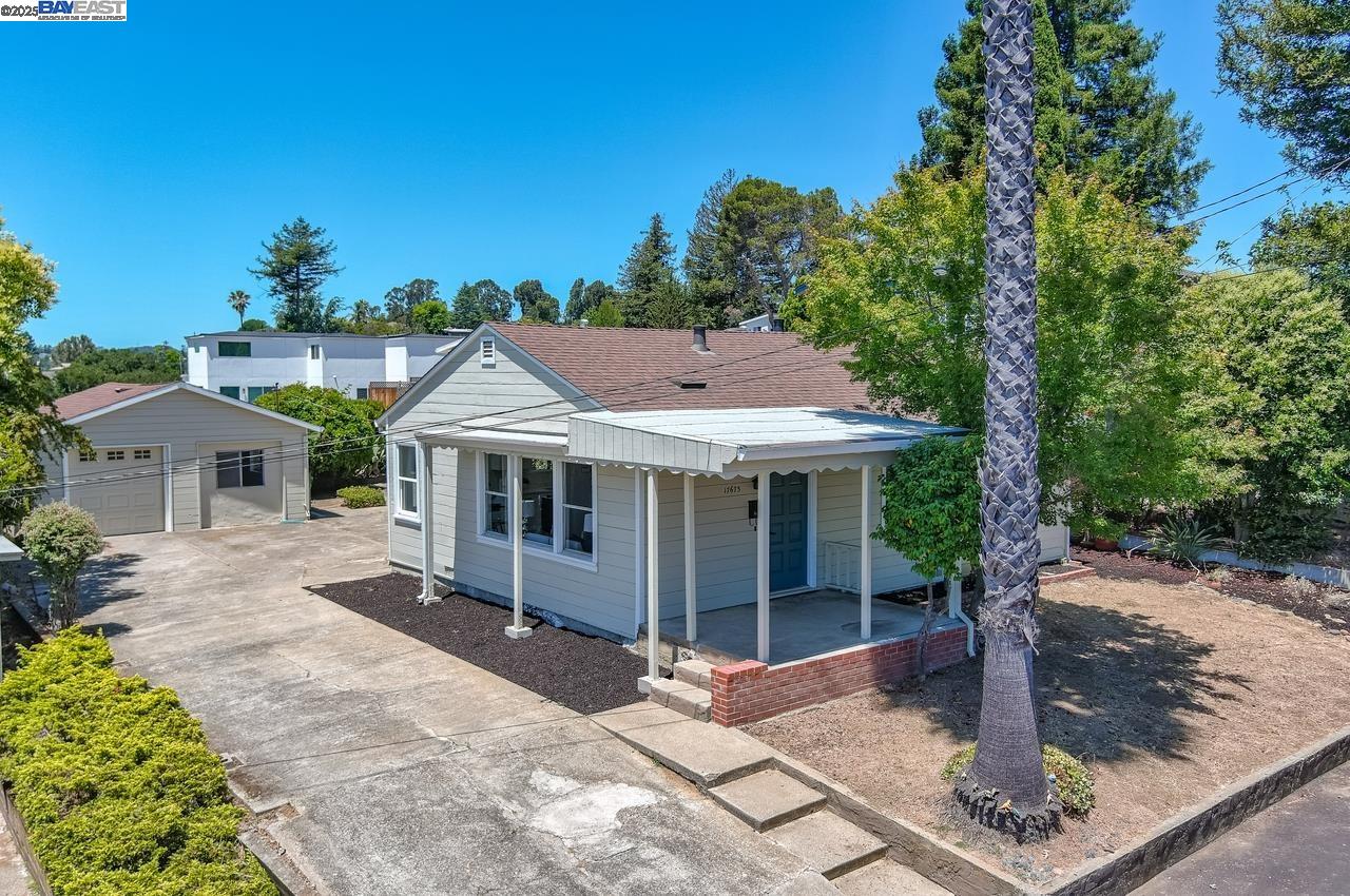 Detail Gallery Image 2 of 34 For 17673 Dorson Ln, Castro Valley,  CA 94546 - 3 Beds | 1 Baths