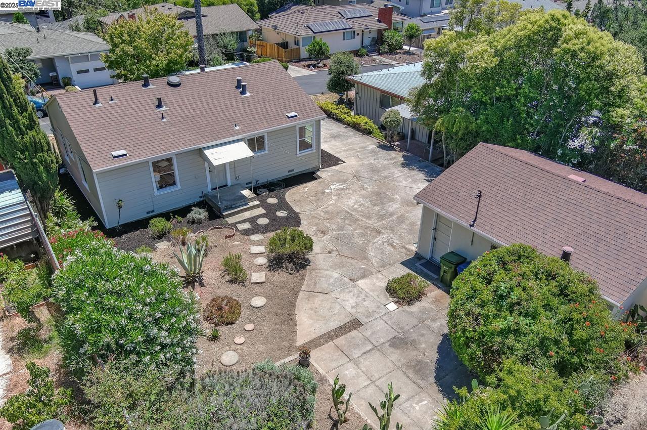 Detail Gallery Image 32 of 34 For 17673 Dorson Ln, Castro Valley,  CA 94546 - 3 Beds | 1 Baths