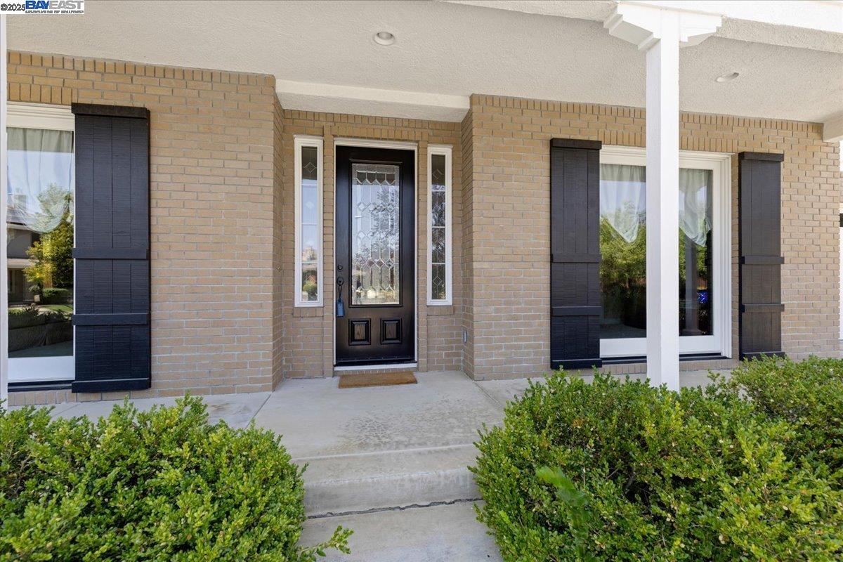 Detail Gallery Image 2 of 53 For 2597 Ancona Cir, Livermore,  CA 94550 - 6 Beds | 4/1 Baths