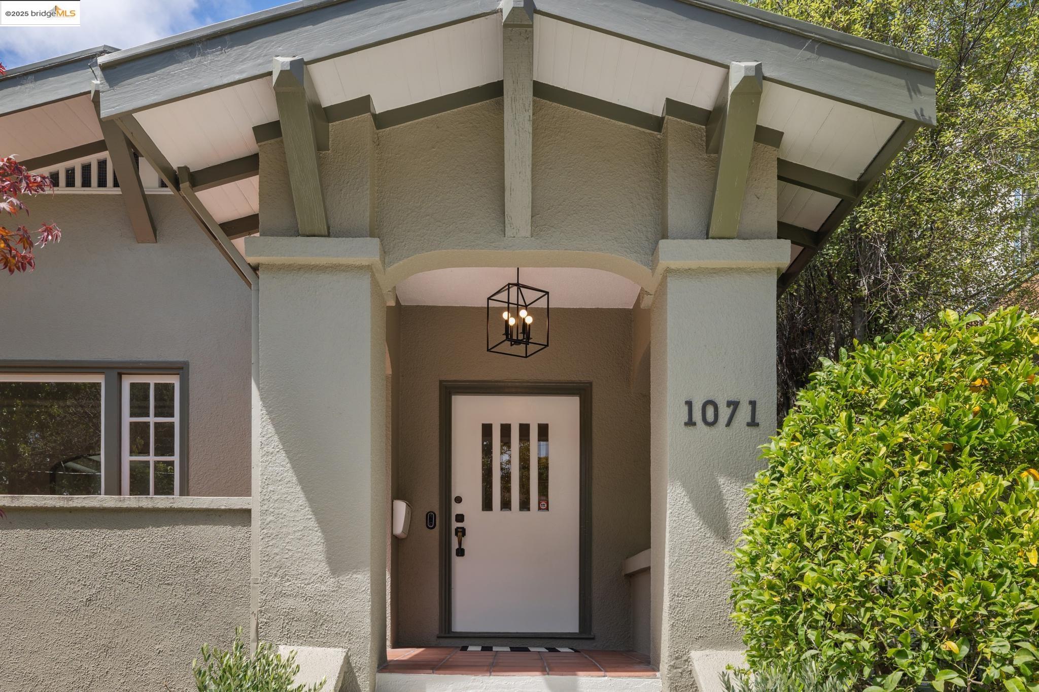 Detail Gallery Image 2 of 51 For 1071 Harvard Rd, Piedmont,  CA 94610 - 4 Beds | 2/1 Baths