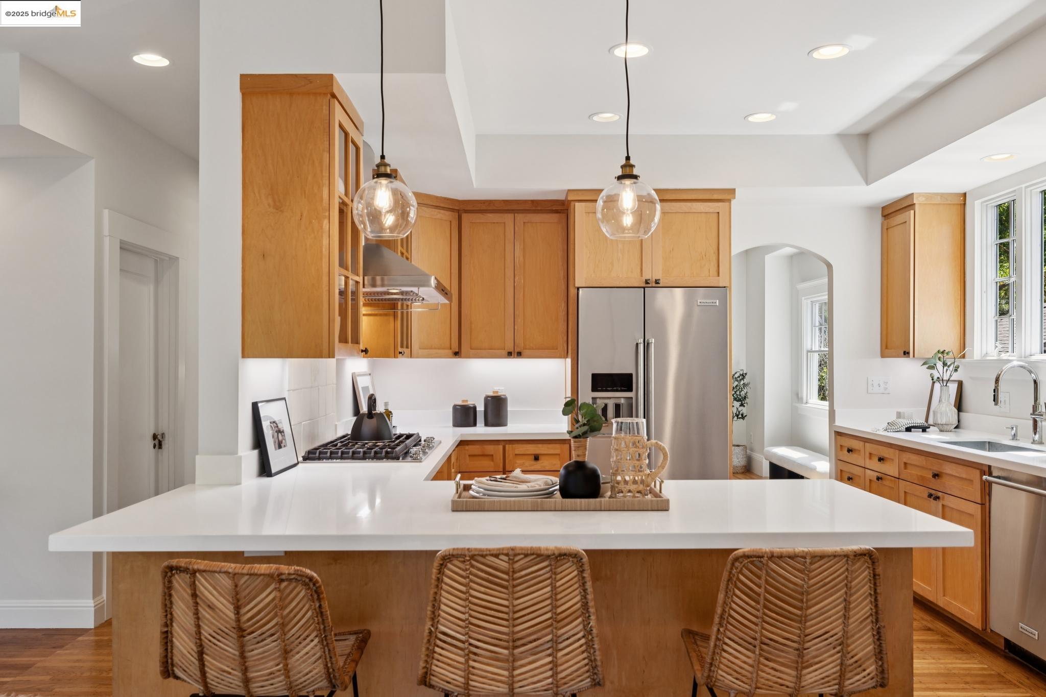 Detail Gallery Image 12 of 51 For 1071 Harvard Rd, Piedmont,  CA 94610 - 4 Beds | 2/1 Baths