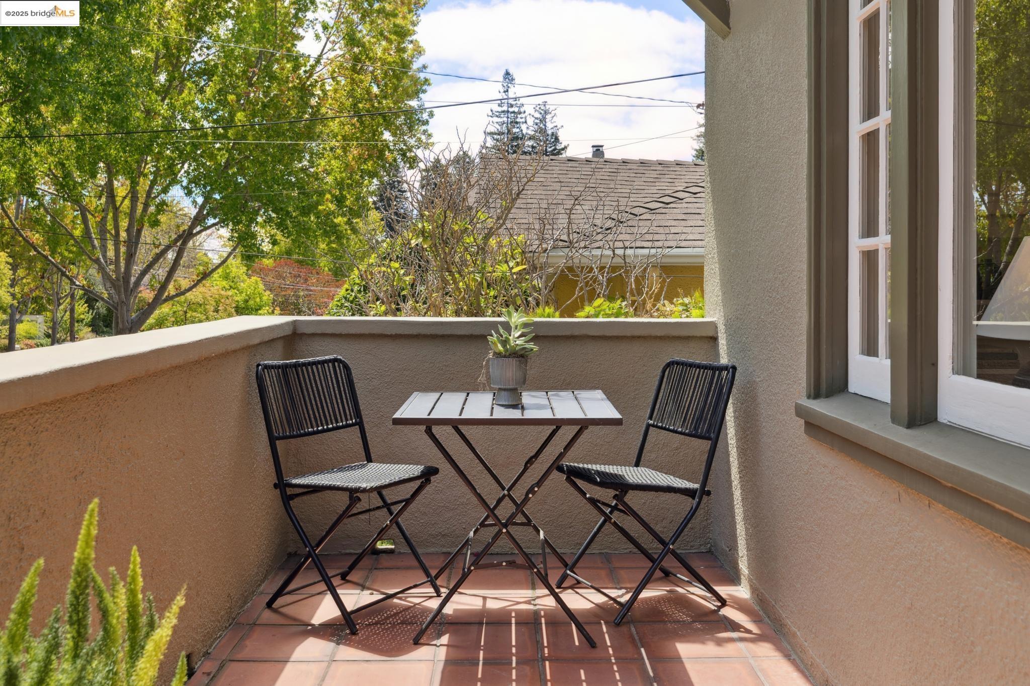 Detail Gallery Image 3 of 51 For 1071 Harvard Rd, Piedmont,  CA 94610 - 4 Beds | 2/1 Baths