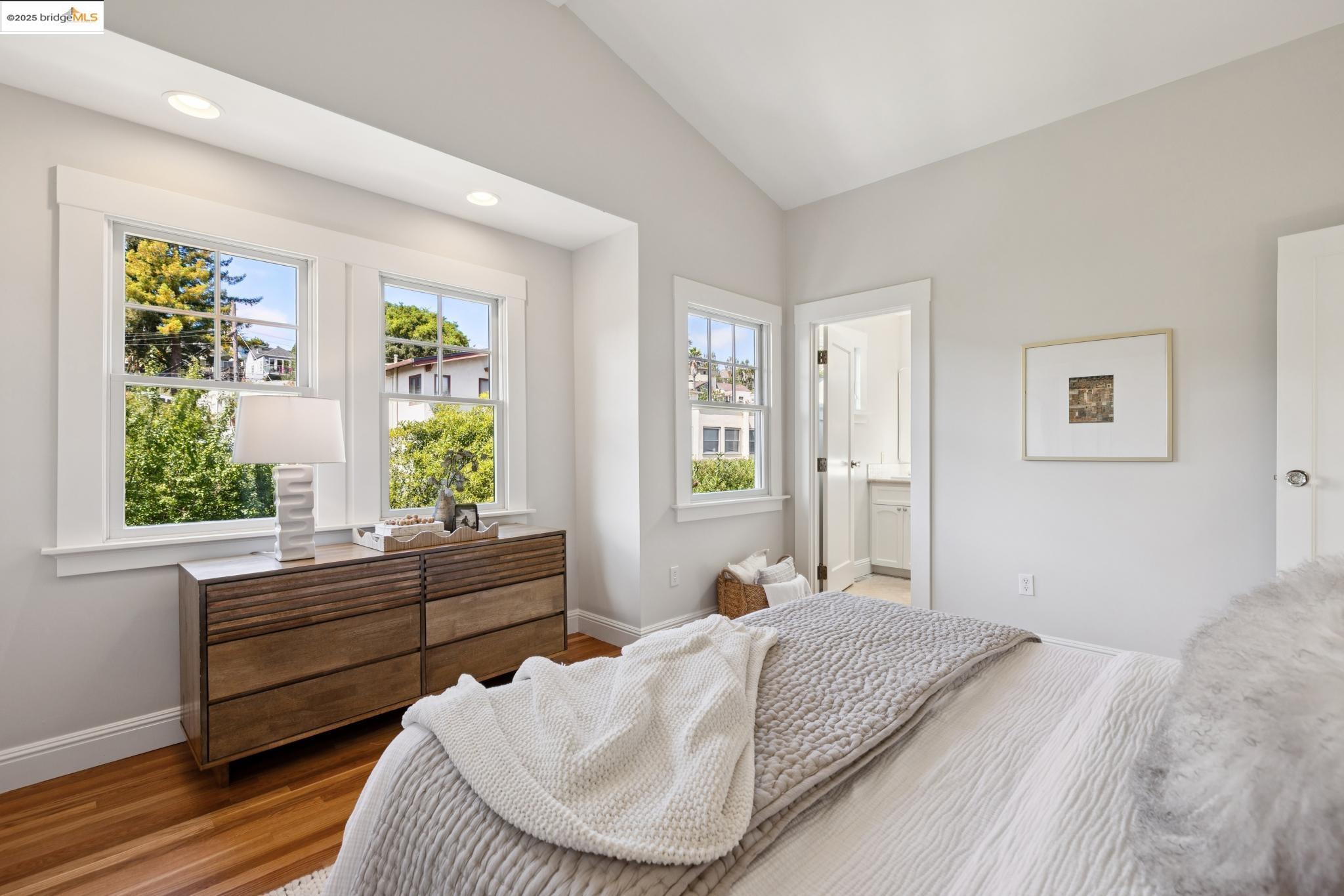 Detail Gallery Image 27 of 51 For 1071 Harvard Rd, Piedmont,  CA 94610 - 4 Beds | 2/1 Baths
