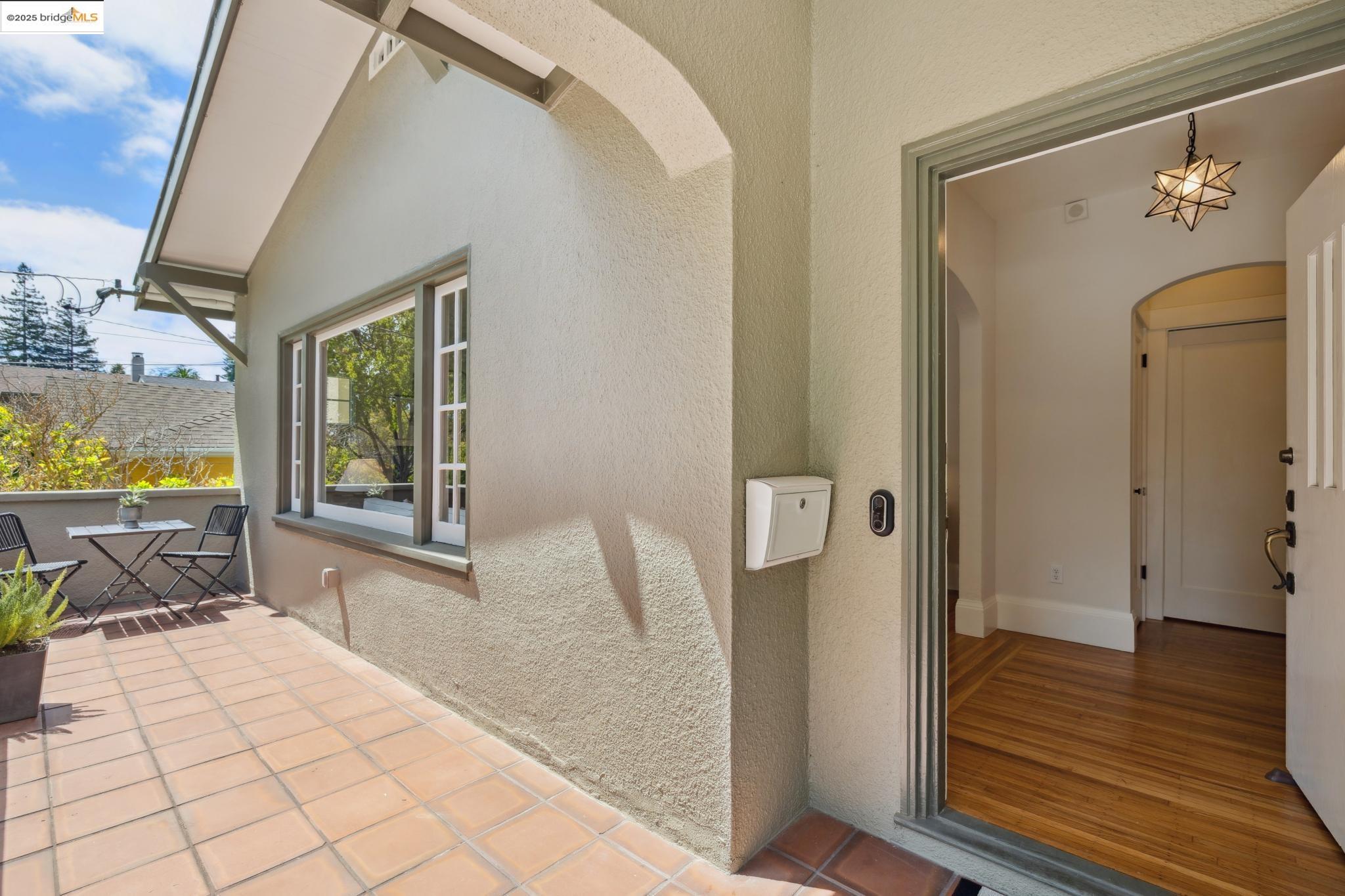 Detail Gallery Image 4 of 51 For 1071 Harvard Rd, Piedmont,  CA 94610 - 4 Beds | 2/1 Baths
