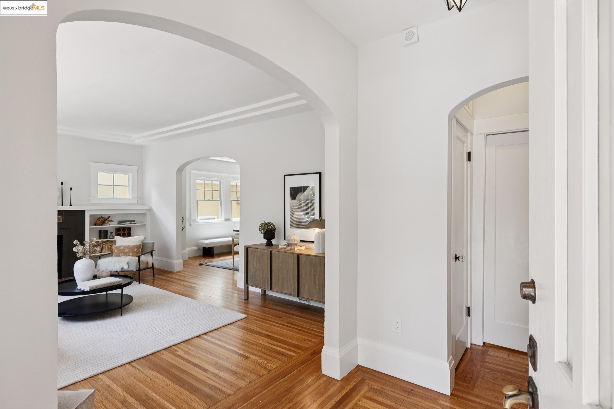 Detail Gallery Image 5 of 51 For 1071 Harvard Rd, Piedmont,  CA 94610 - 4 Beds | 2/1 Baths