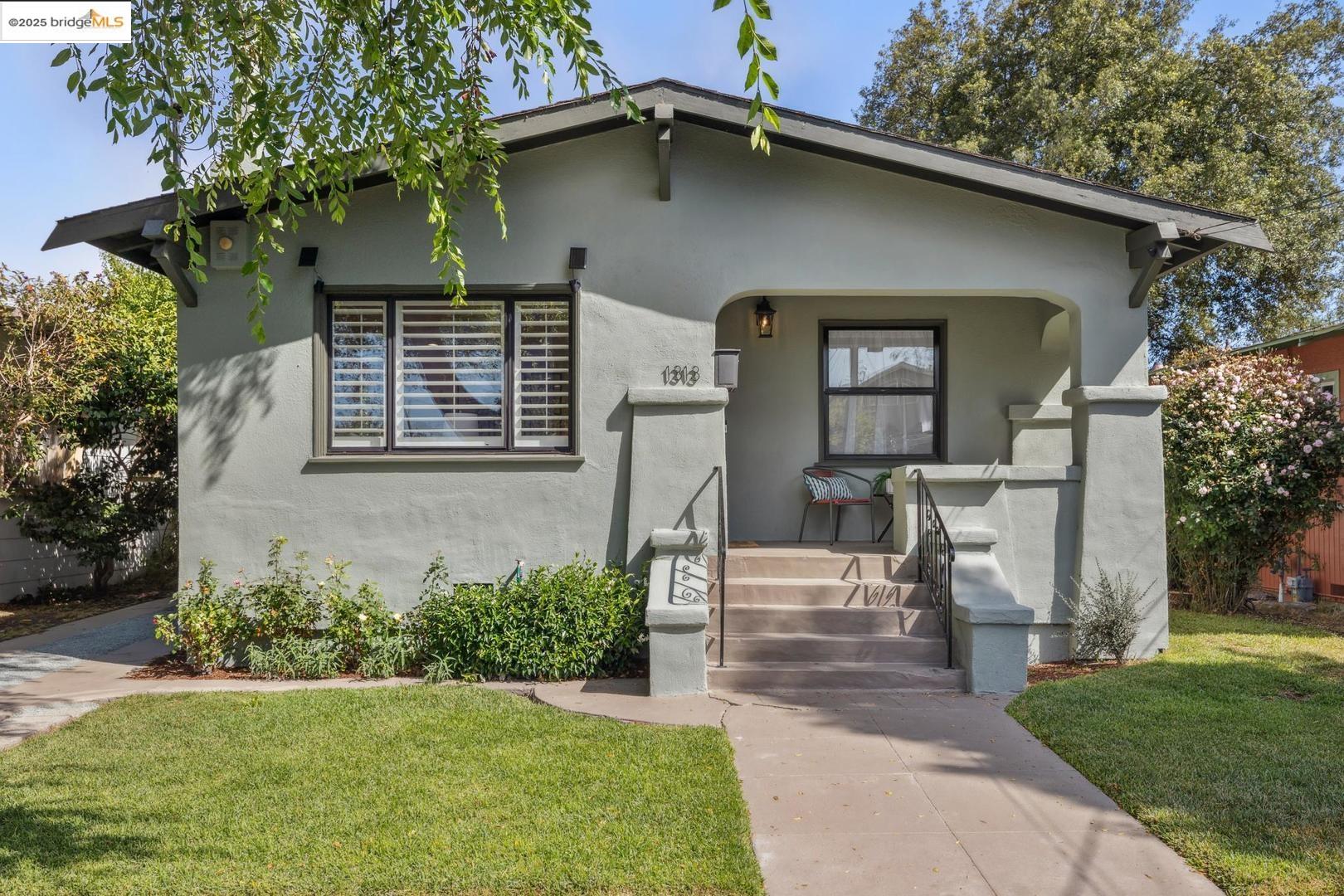 Detail Gallery Image 1 of 1 For 1313 Derby St, Berkeley,  CA 94702 - 4 Beds | 3 Baths