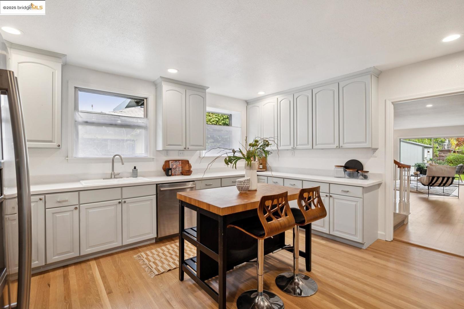 Detail Gallery Image 11 of 60 For 1313 Derby St, Berkeley,  CA 94702 - 4 Beds | 3 Baths