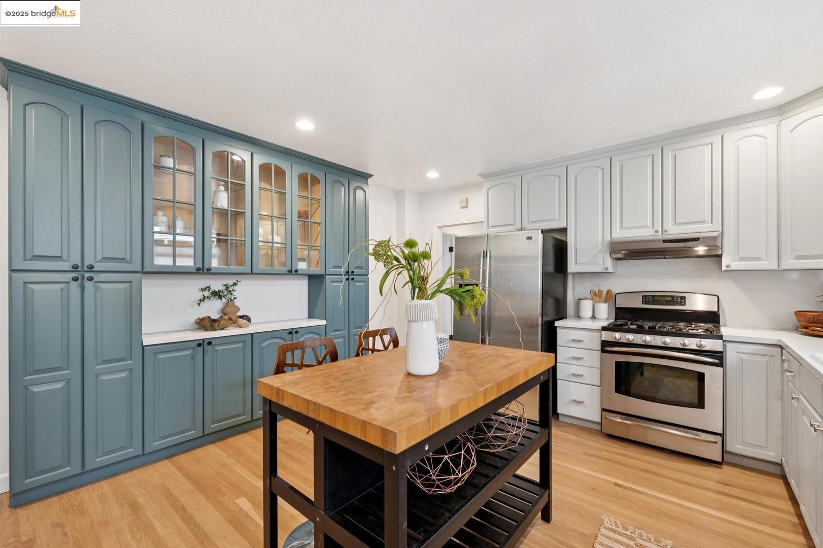 Detail Gallery Image 14 of 60 For 1313 Derby St, Berkeley,  CA 94702 - 4 Beds | 3 Baths