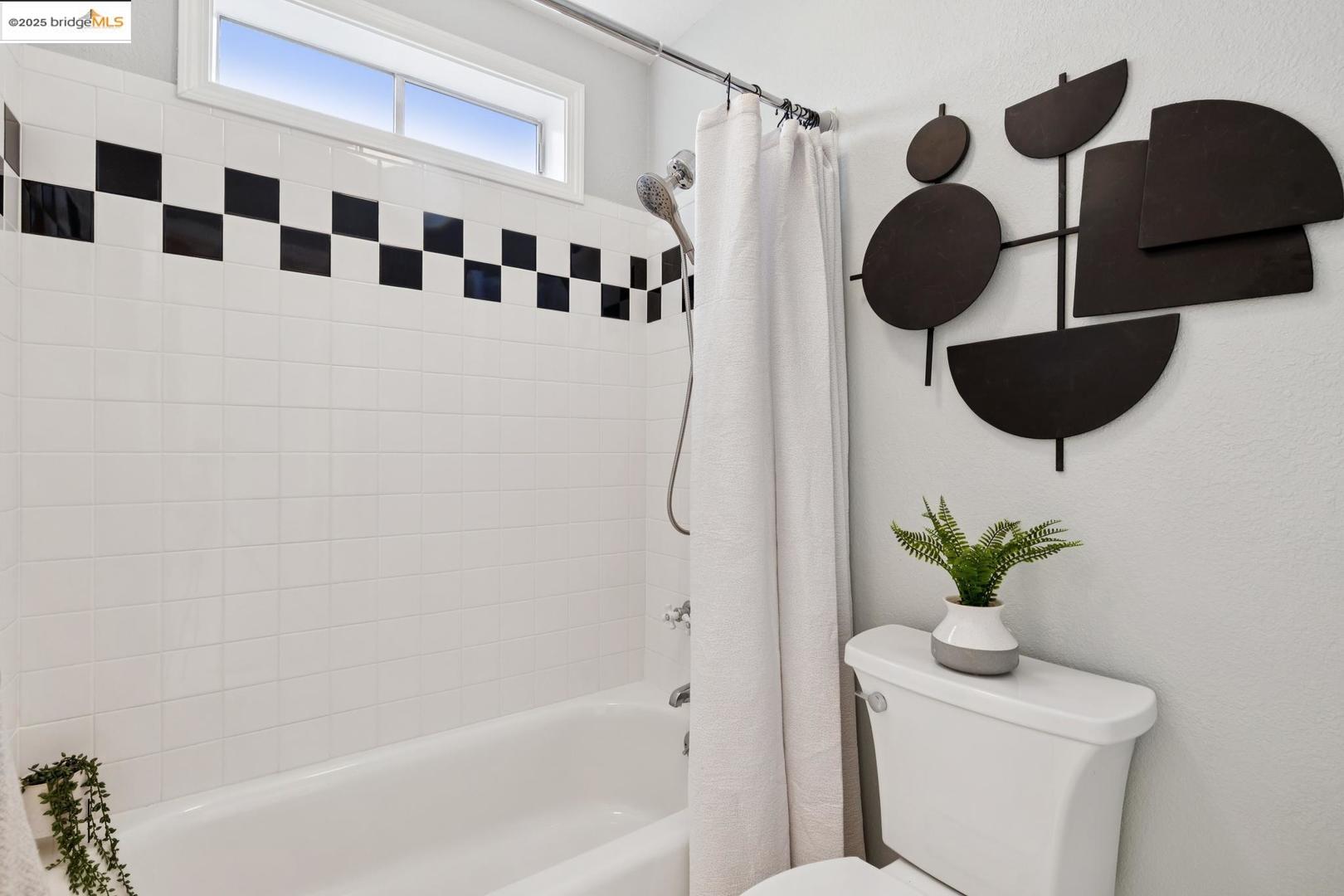 Detail Gallery Image 32 of 60 For 1313 Derby St, Berkeley,  CA 94702 - 4 Beds | 3 Baths