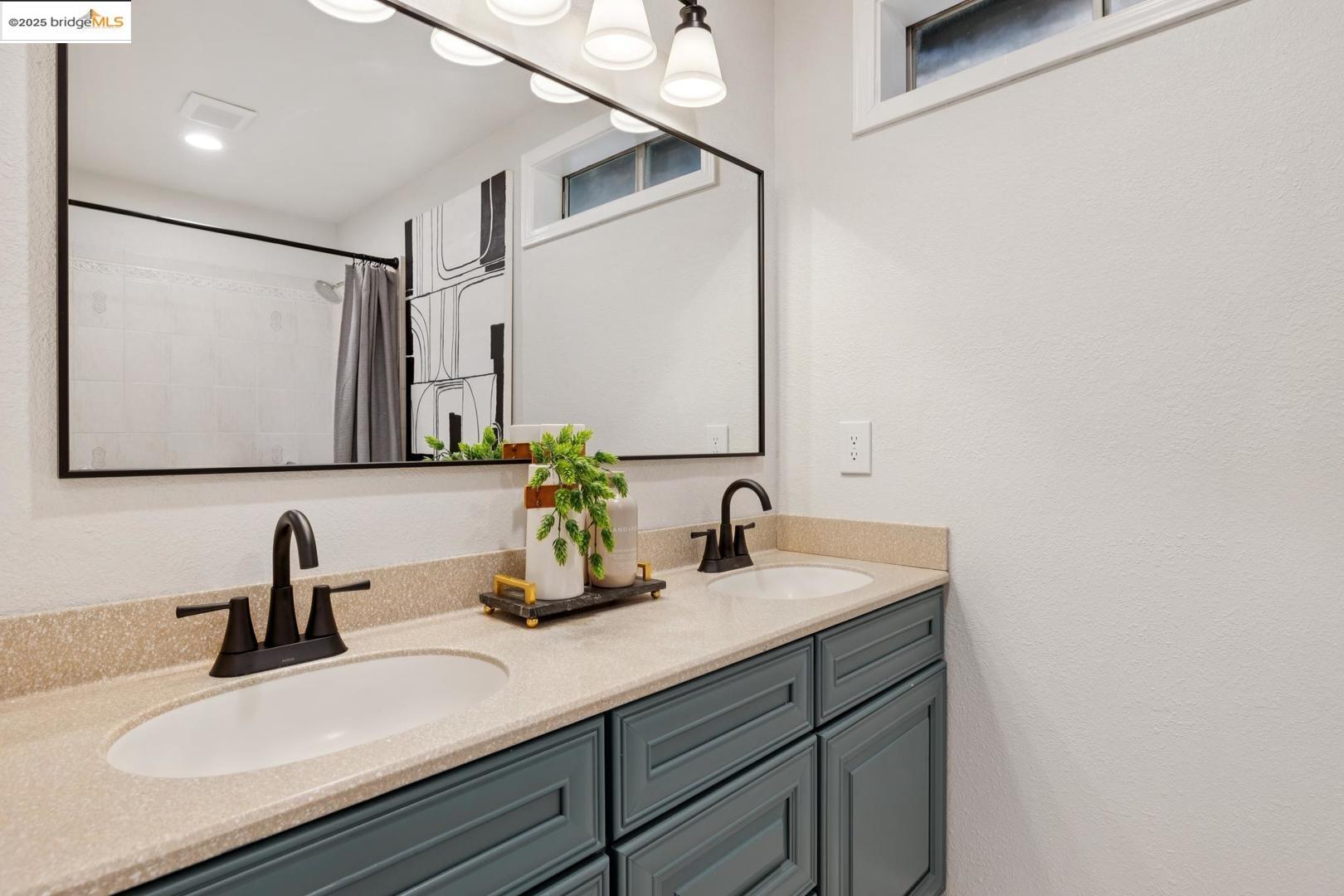 Detail Gallery Image 41 of 60 For 1313 Derby St, Berkeley,  CA 94702 - 4 Beds | 3 Baths