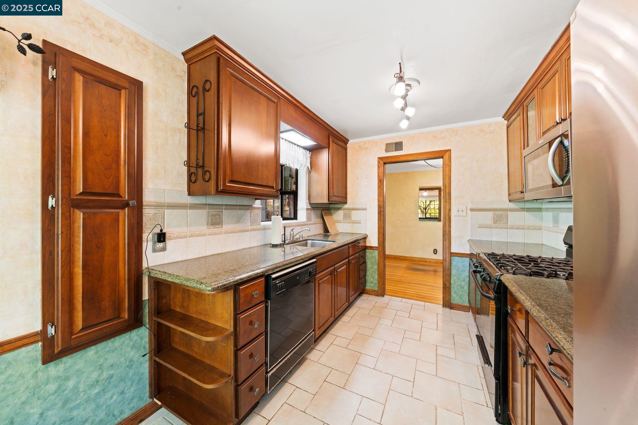 Detail Gallery Image 17 of 43 For 437 Coleman Ct, Pleasant Hill,  CA 94523 - 3 Beds | 2 Baths