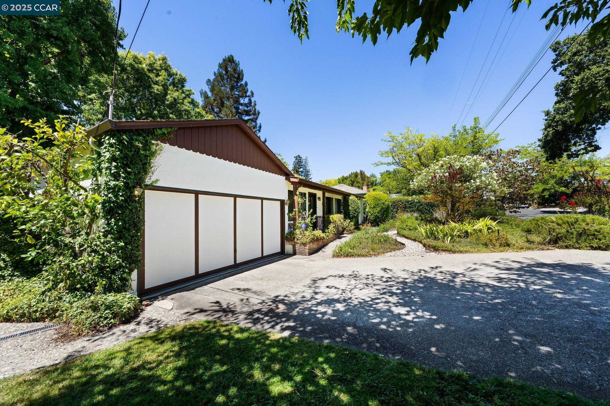 Detail Gallery Image 2 of 43 For 437 Coleman Ct, Pleasant Hill,  CA 94523 - 3 Beds | 2 Baths