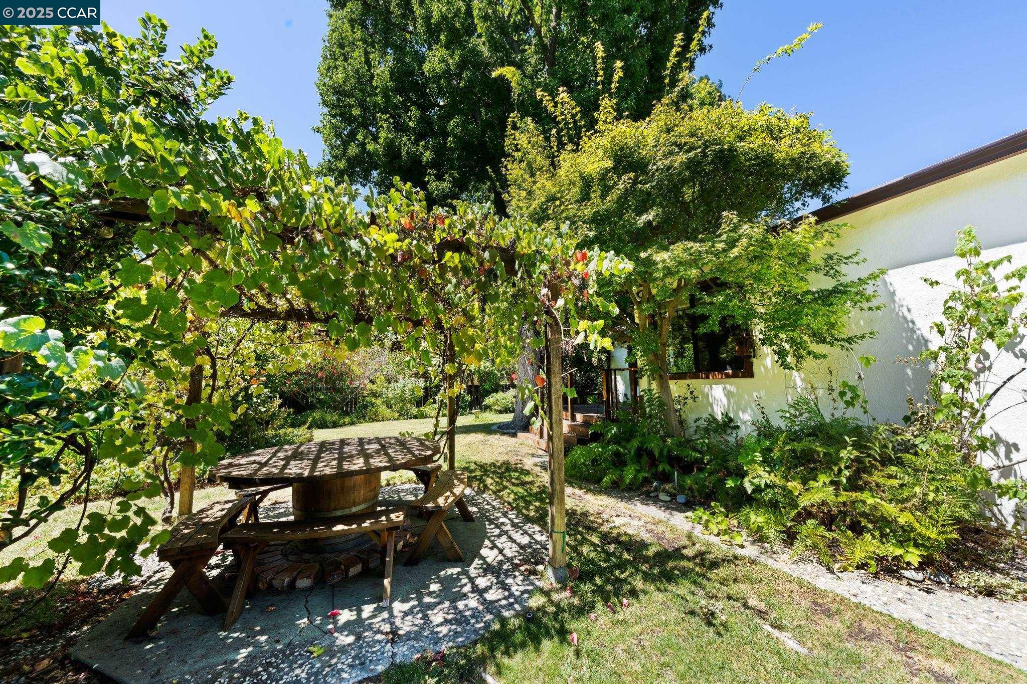 Detail Gallery Image 36 of 43 For 437 Coleman Ct, Pleasant Hill,  CA 94523 - 3 Beds | 2 Baths
