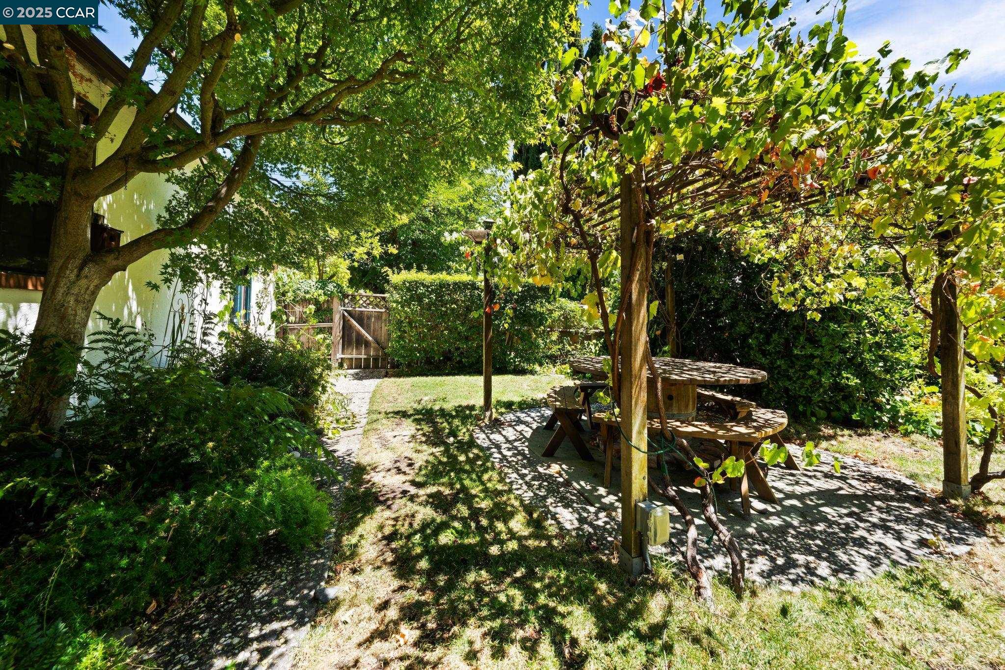 Detail Gallery Image 37 of 43 For 437 Coleman Ct, Pleasant Hill,  CA 94523 - 3 Beds | 2 Baths