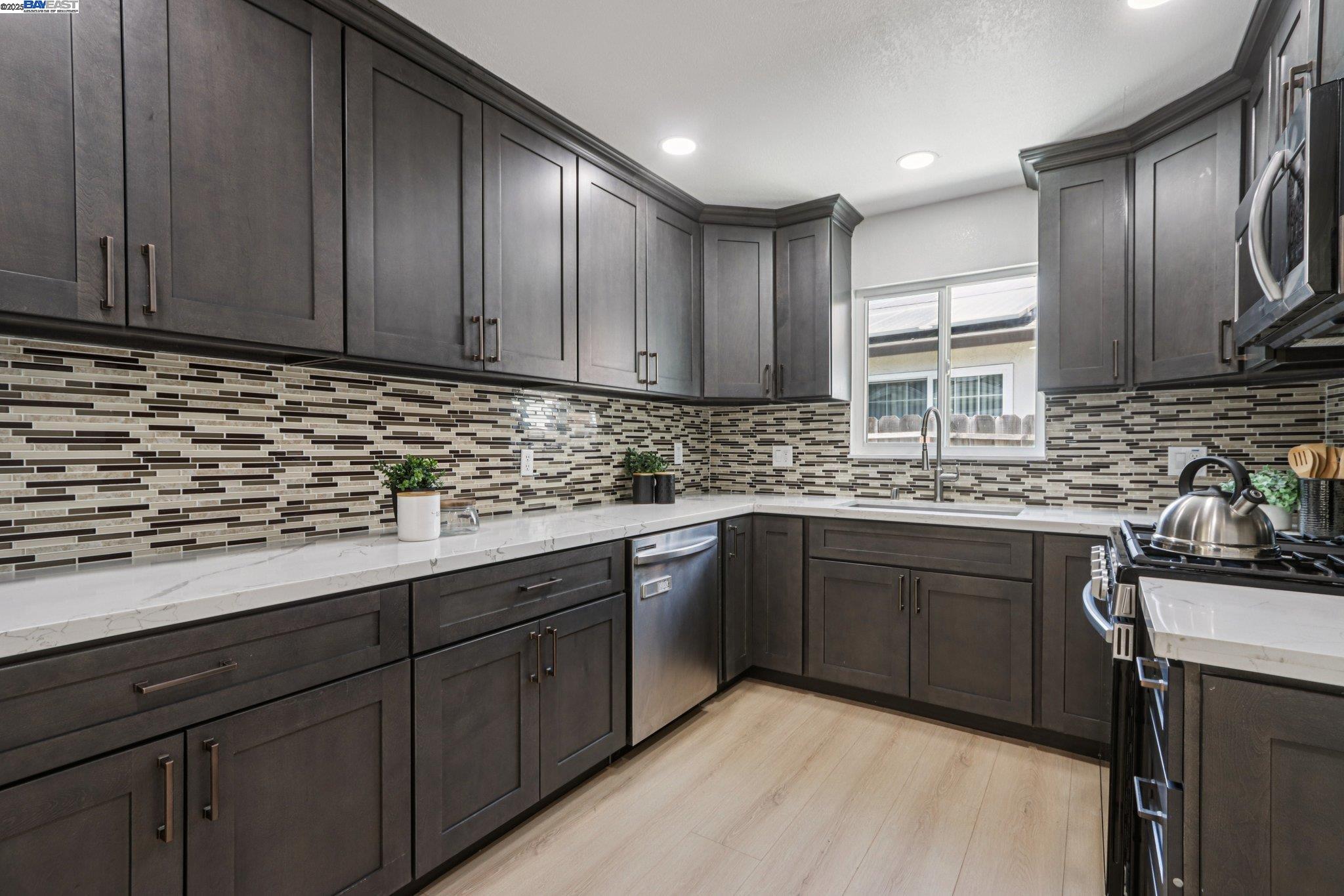 Detail Gallery Image 12 of 31 For 39681 Sundale Dr, Fremont,  CA 94538 - 3 Beds | 2 Baths