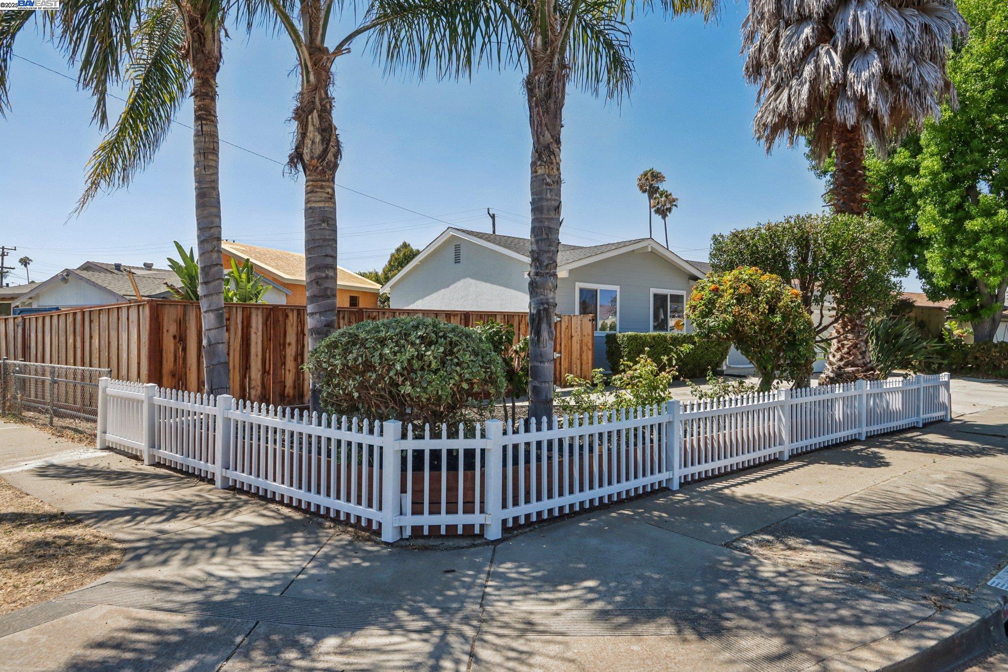 Detail Gallery Image 3 of 31 For 39681 Sundale Dr, Fremont,  CA 94538 - 3 Beds | 2 Baths