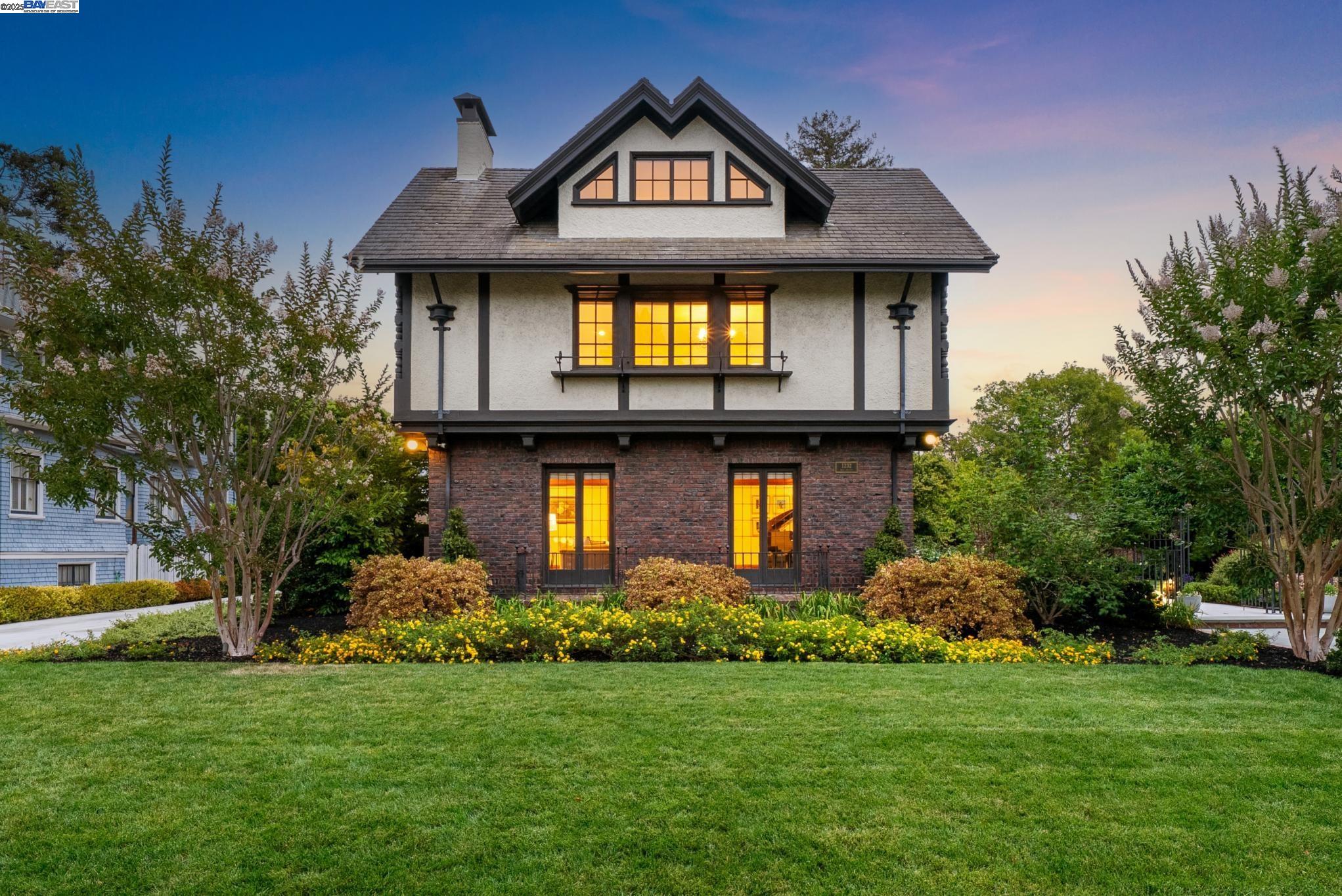 Detail Gallery Image 2 of 60 For 1232 Bay Street, Alameda,  CA 94501 - 8 Beds | 3/3 Baths