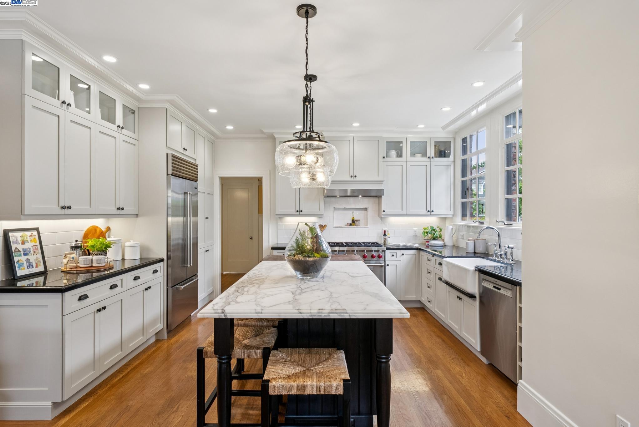 Detail Gallery Image 17 of 60 For 1232 Bay Street, Alameda,  CA 94501 - 8 Beds | 3/3 Baths