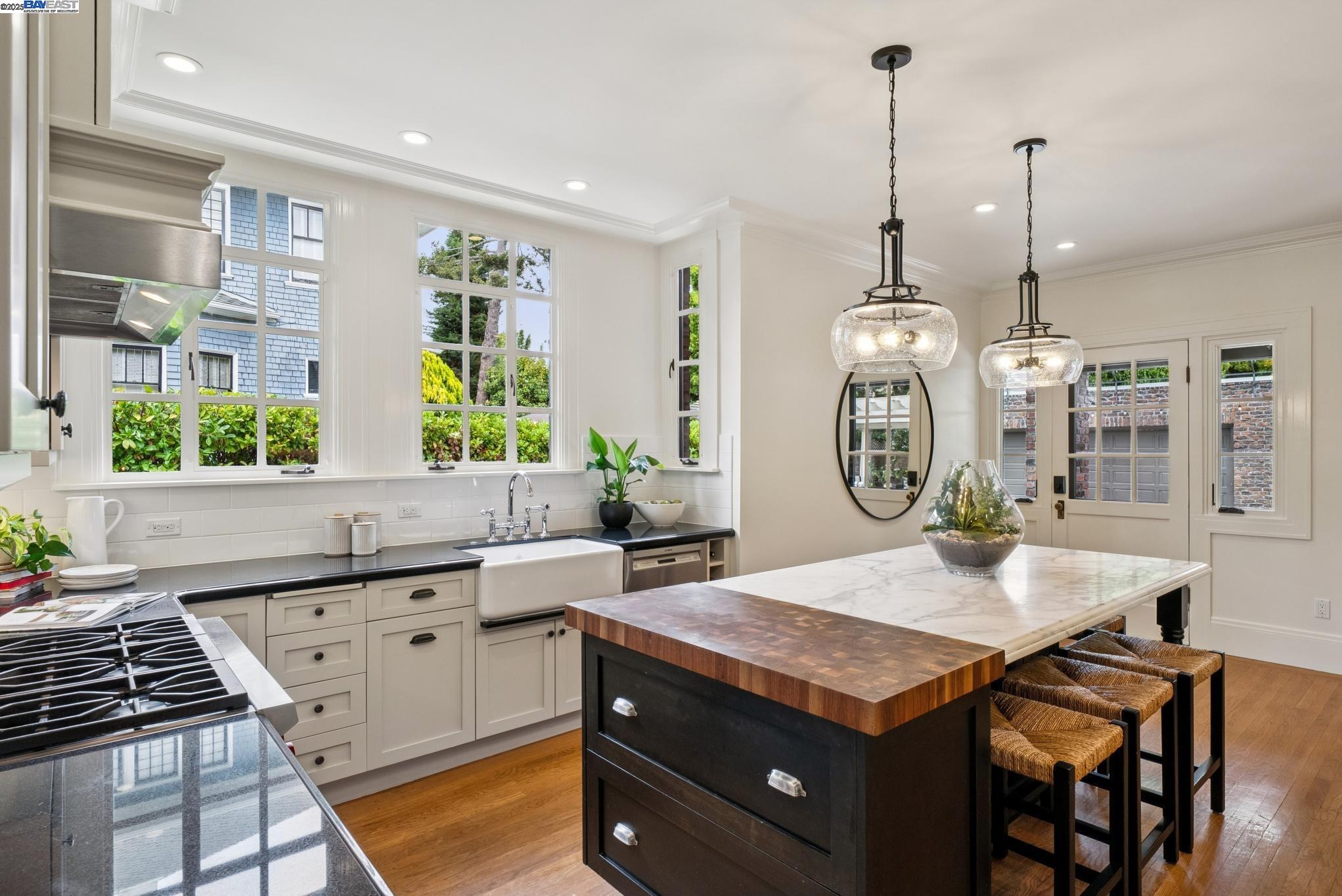 Detail Gallery Image 19 of 60 For 1232 Bay Street, Alameda,  CA 94501 - 8 Beds | 3/3 Baths