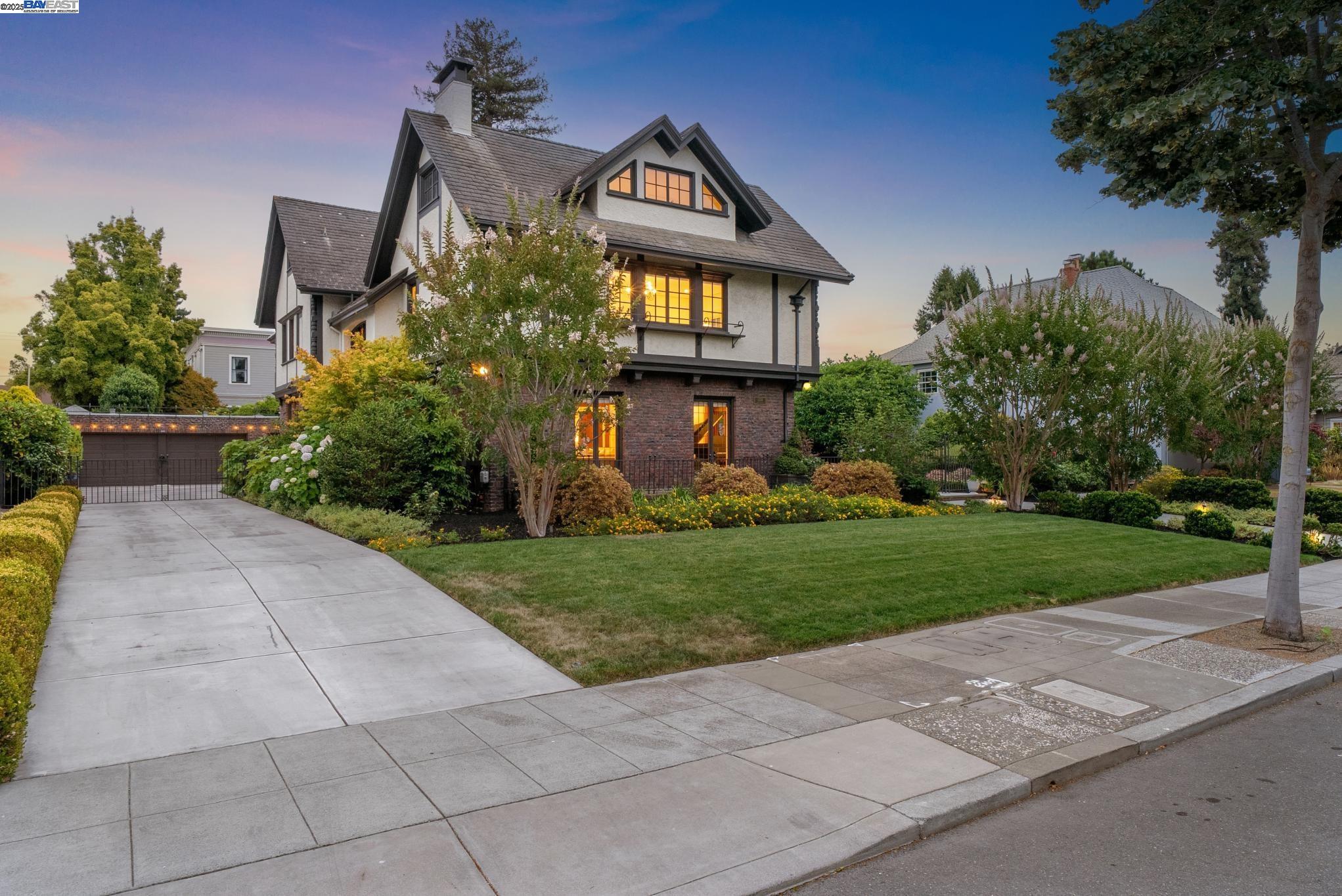 Detail Gallery Image 3 of 60 For 1232 Bay Street, Alameda,  CA 94501 - 8 Beds | 3/3 Baths