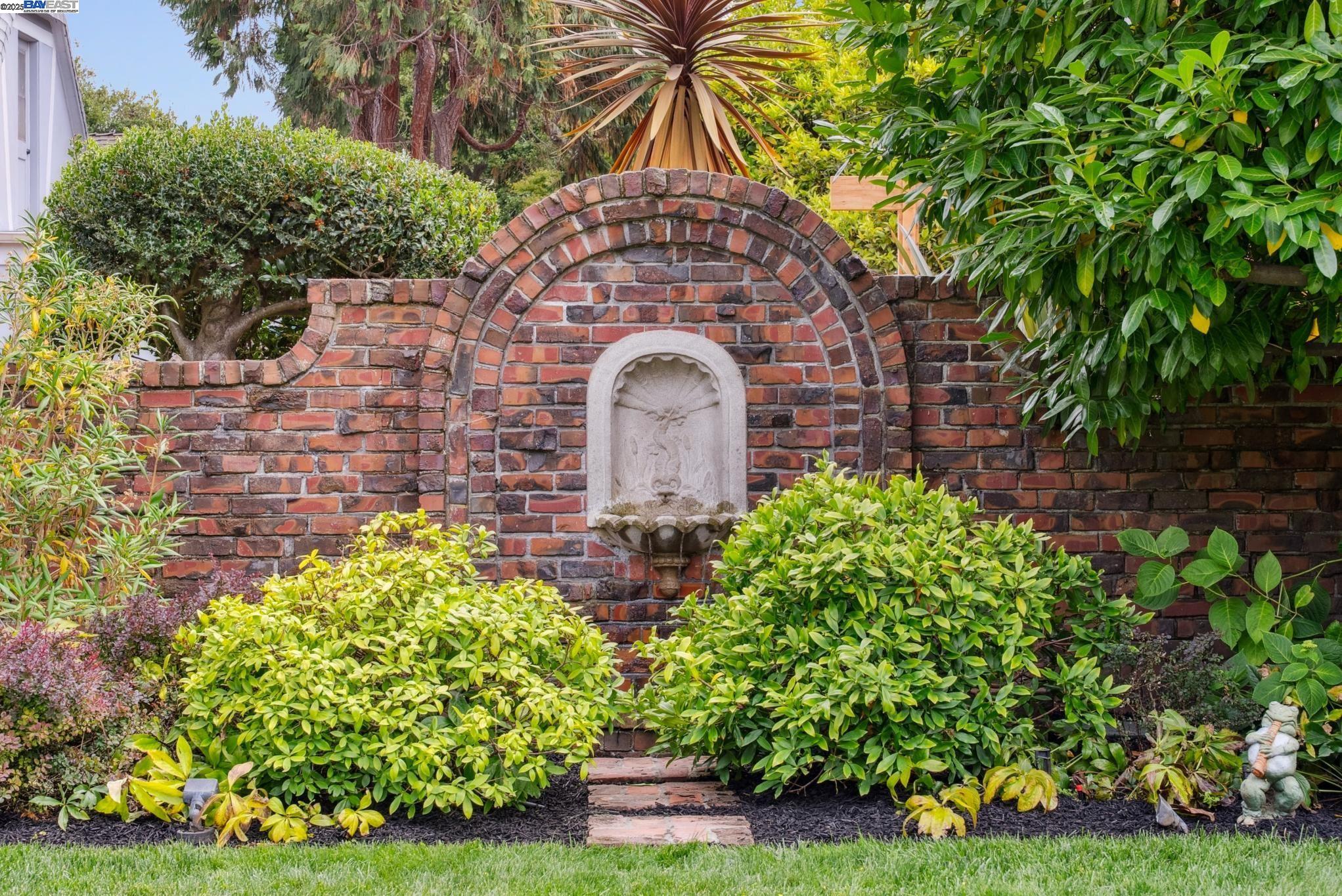 Detail Gallery Image 6 of 60 For 1232 Bay Street, Alameda,  CA 94501 - 8 Beds | 3/3 Baths