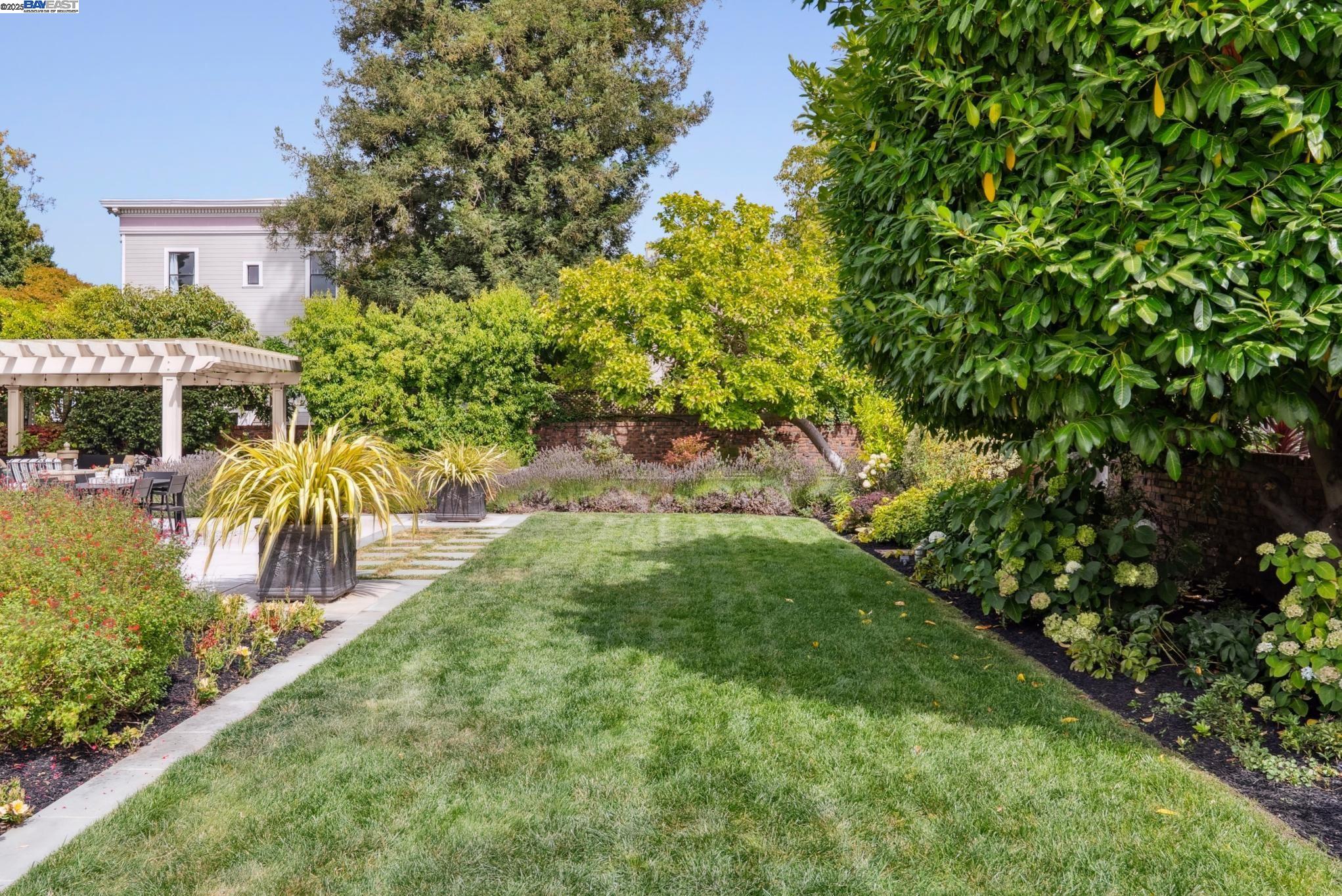 Detail Gallery Image 8 of 60 For 1232 Bay Street, Alameda,  CA 94501 - 8 Beds | 3/3 Baths