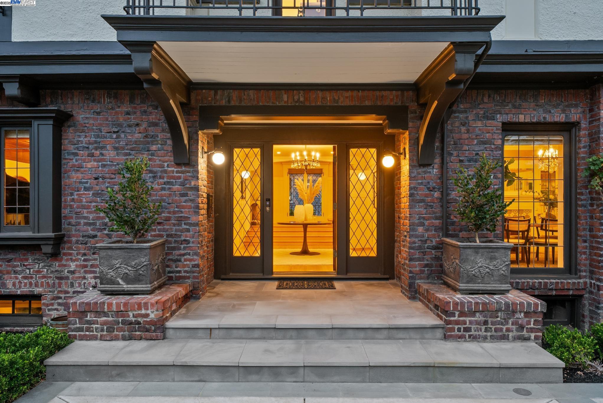 Detail Gallery Image 9 of 60 For 1232 Bay Street, Alameda,  CA 94501 - 8 Beds | 3/3 Baths
