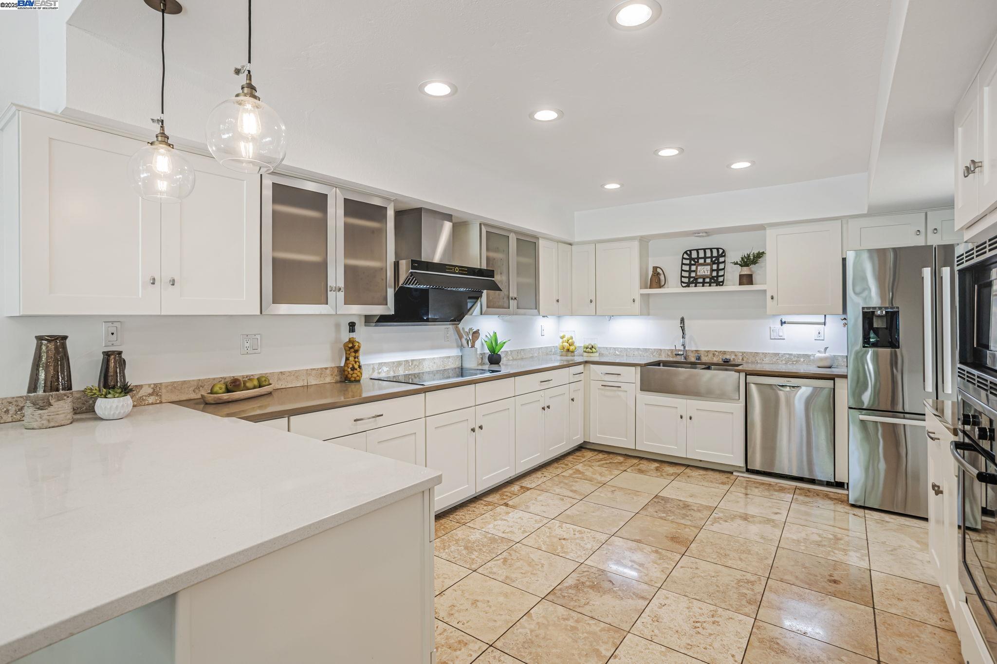 Detail Gallery Image 12 of 43 For 142 Calle Larga, Los Gatos,  CA 95032 - 3 Beds | 3 Baths