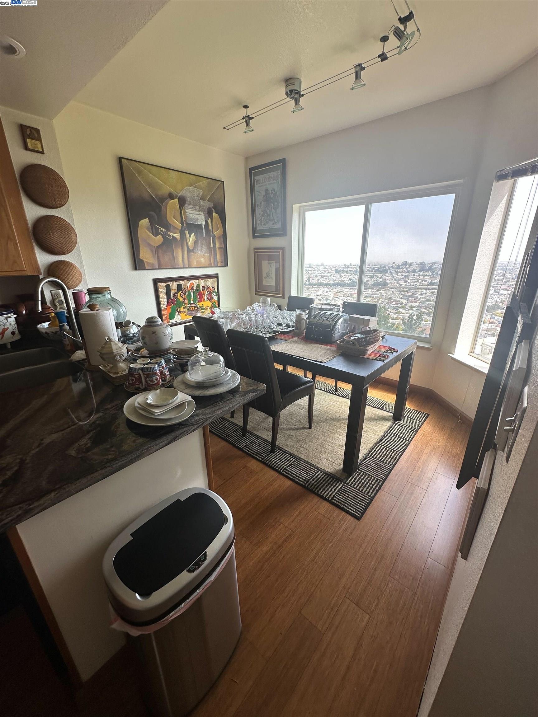Detail Gallery Image 2 of 11 For 440 Pointe Pacific #3,  Daly City,  CA 94014 - 3 Beds | 2/1 Baths