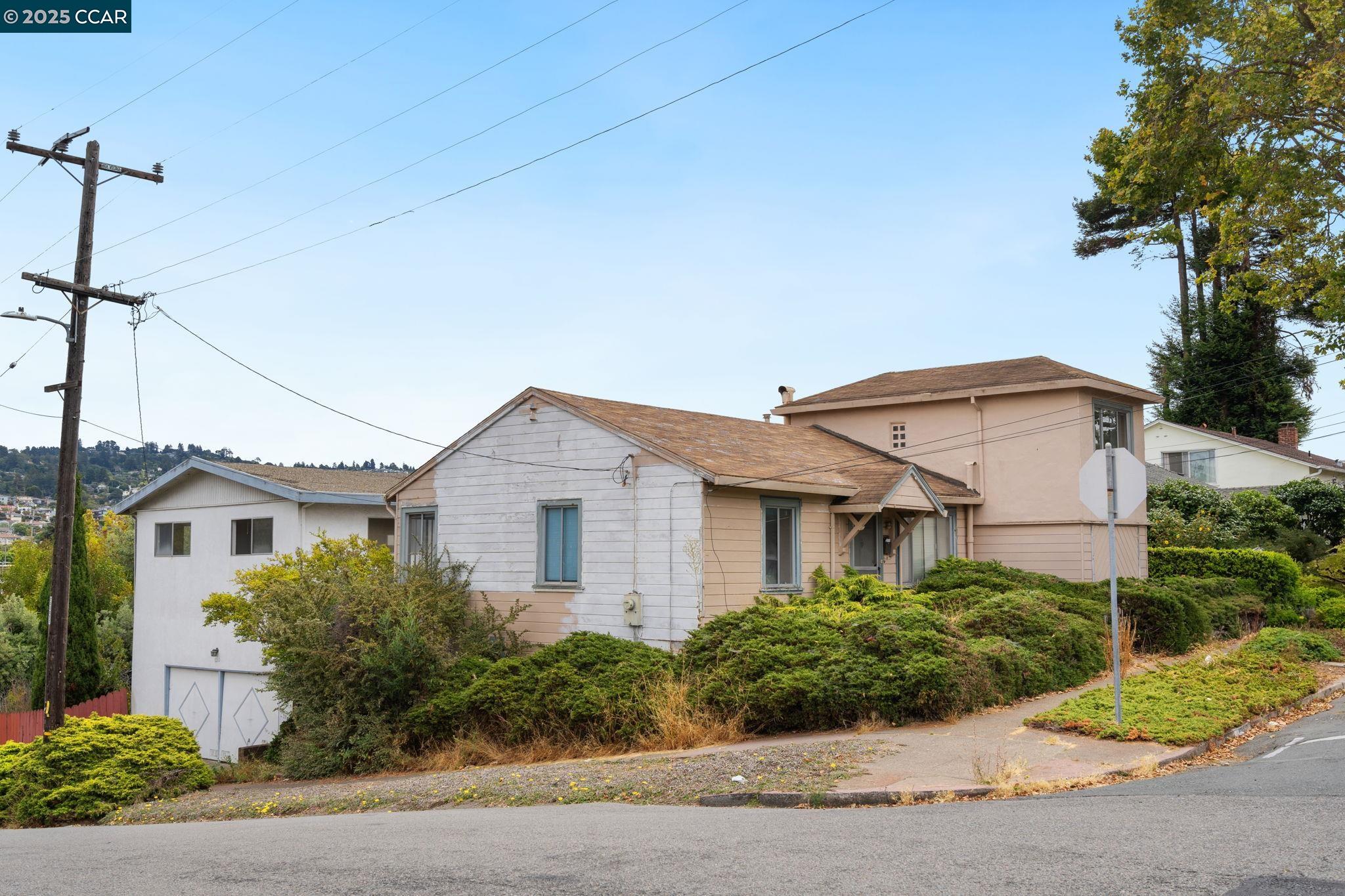 Detail Gallery Image 1 of 52 For 1700 San Benito St, Richmond,  CA 94804 - 5 Beds | 2 Baths