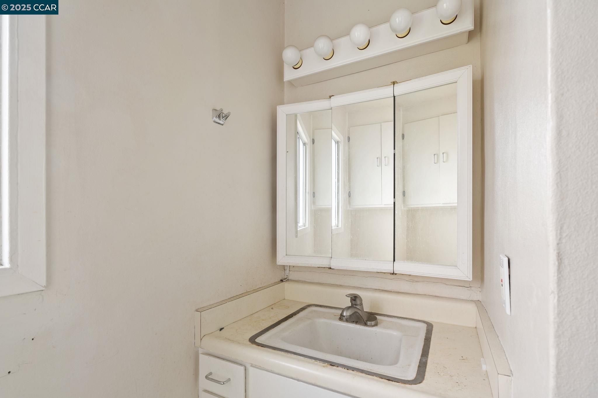 Detail Gallery Image 16 of 52 For 1700 San Benito St, Richmond,  CA 94804 - 5 Beds | 2 Baths
