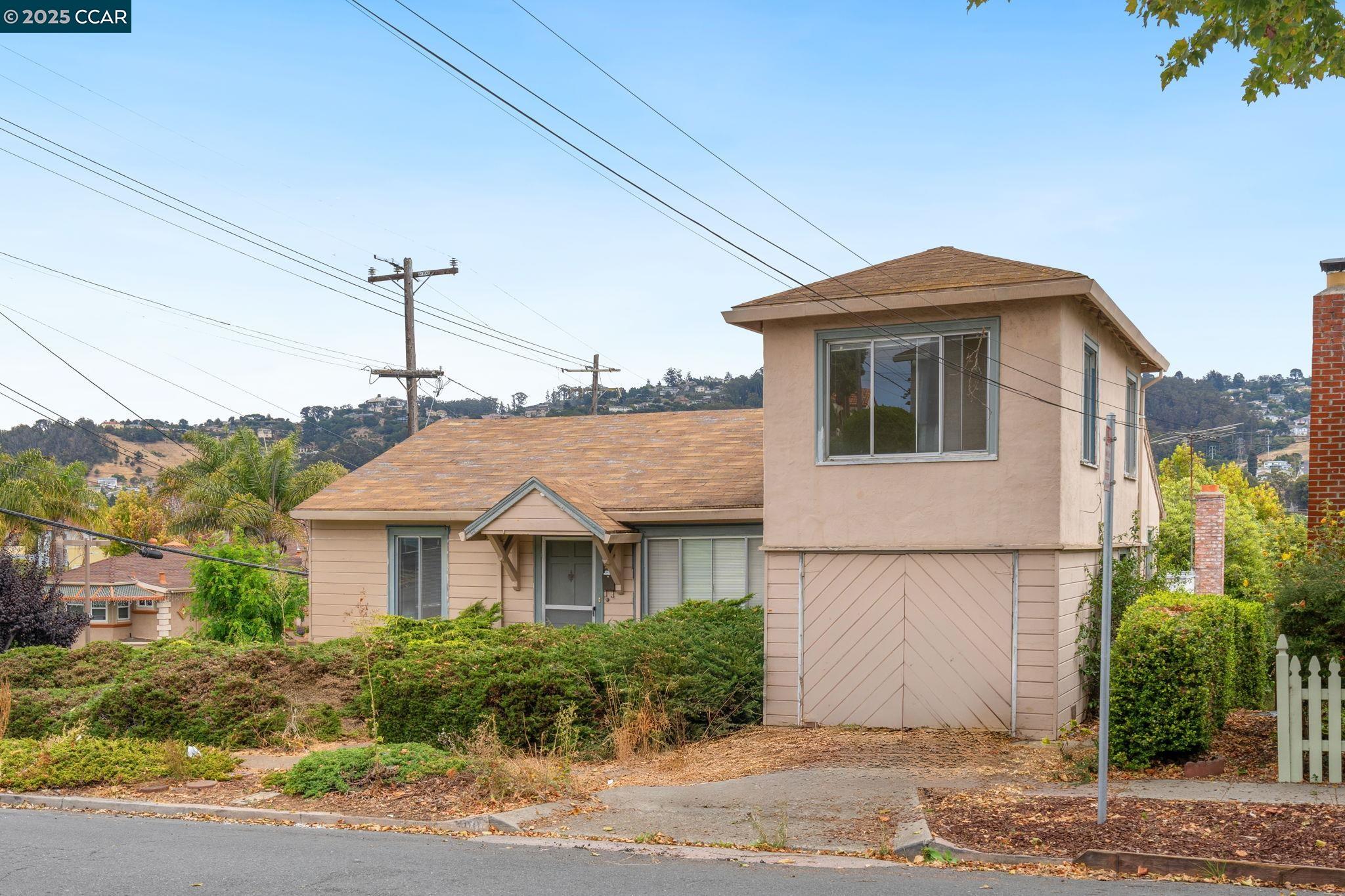 Detail Gallery Image 3 of 52 For 1700 San Benito St, Richmond,  CA 94804 - 5 Beds | 2 Baths
