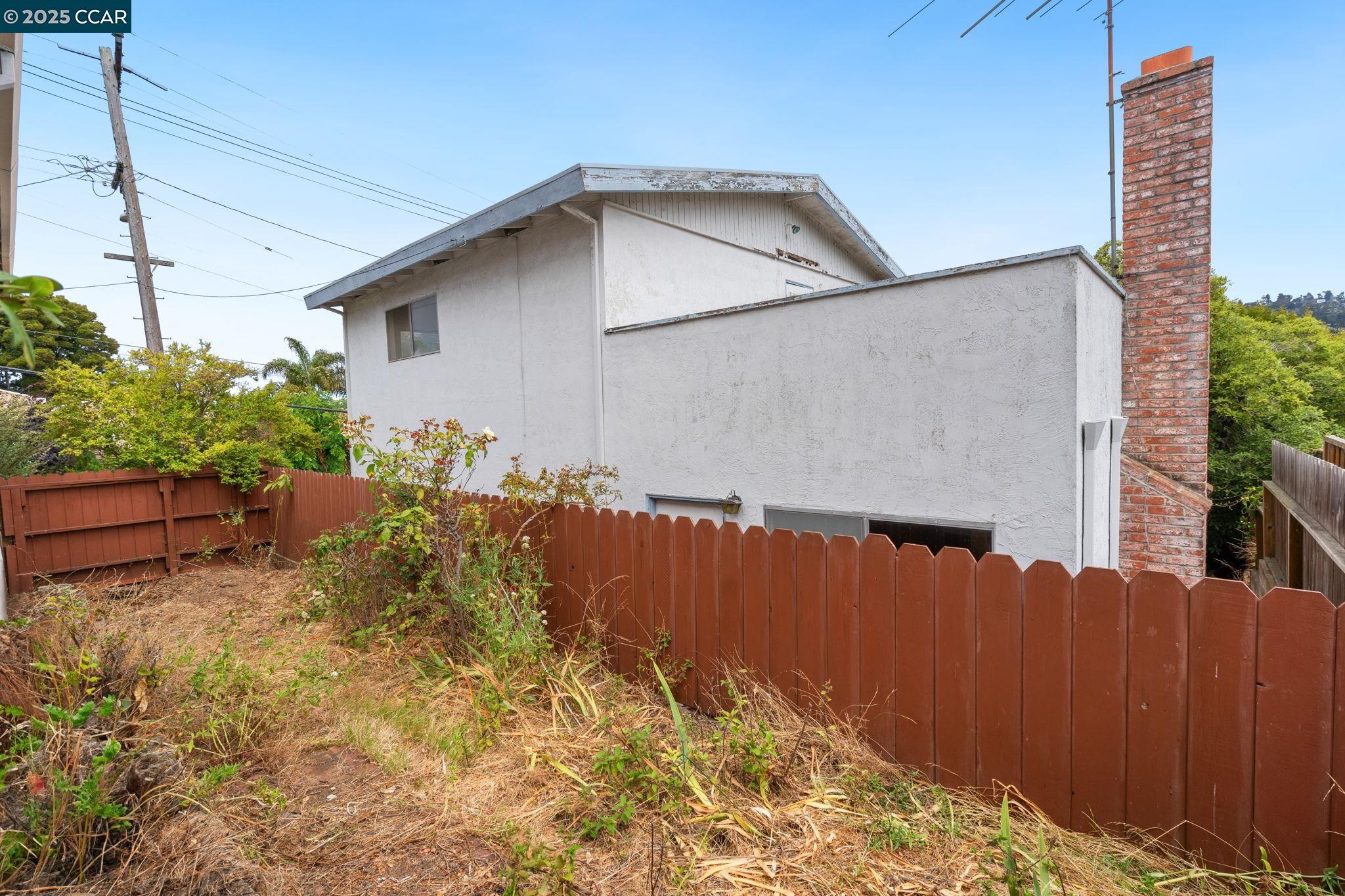Detail Gallery Image 23 of 52 For 1700 San Benito St, Richmond,  CA 94804 - 5 Beds | 2 Baths