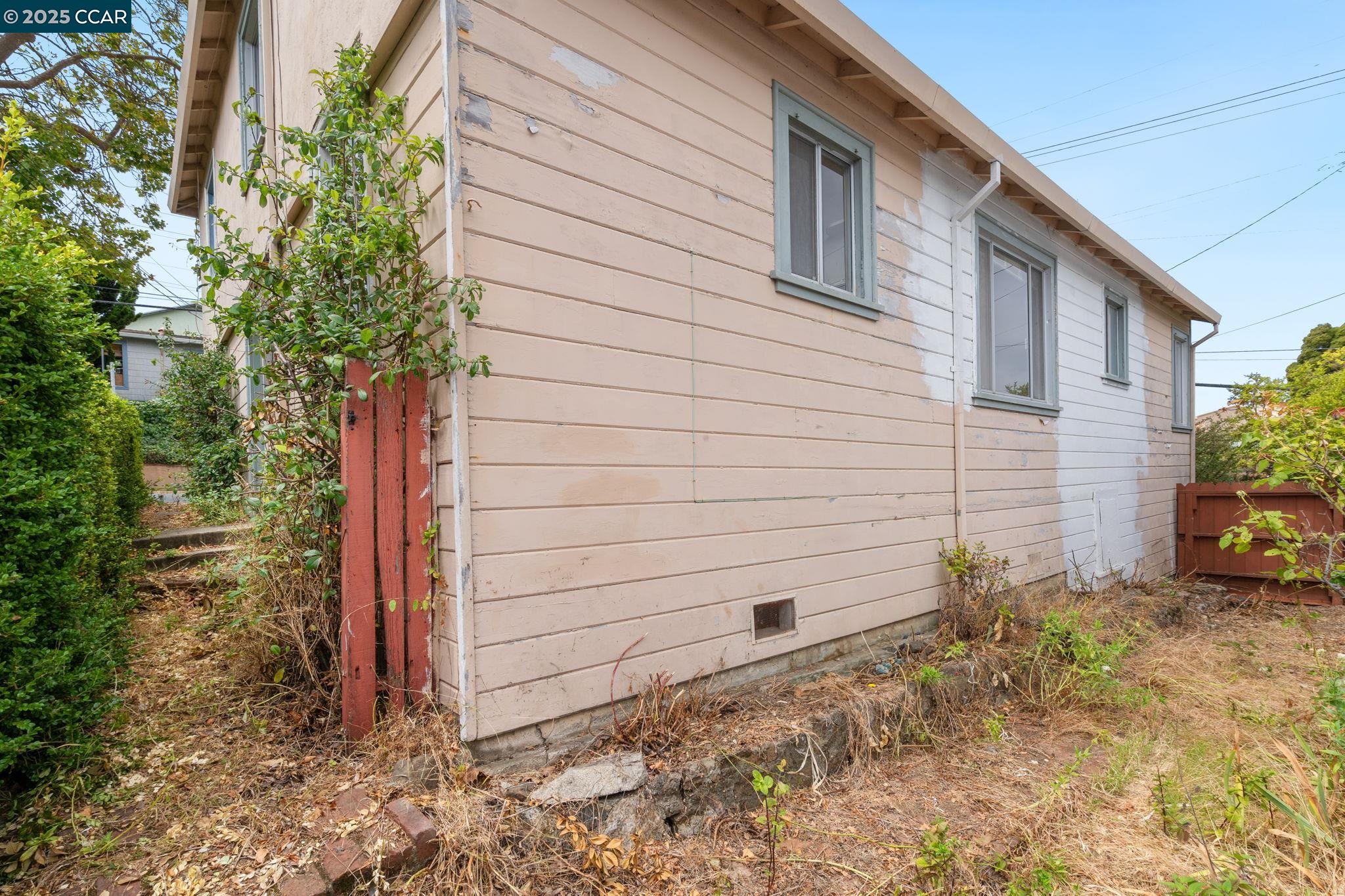 Detail Gallery Image 25 of 52 For 1700 San Benito St, Richmond,  CA 94804 - 5 Beds | 2 Baths