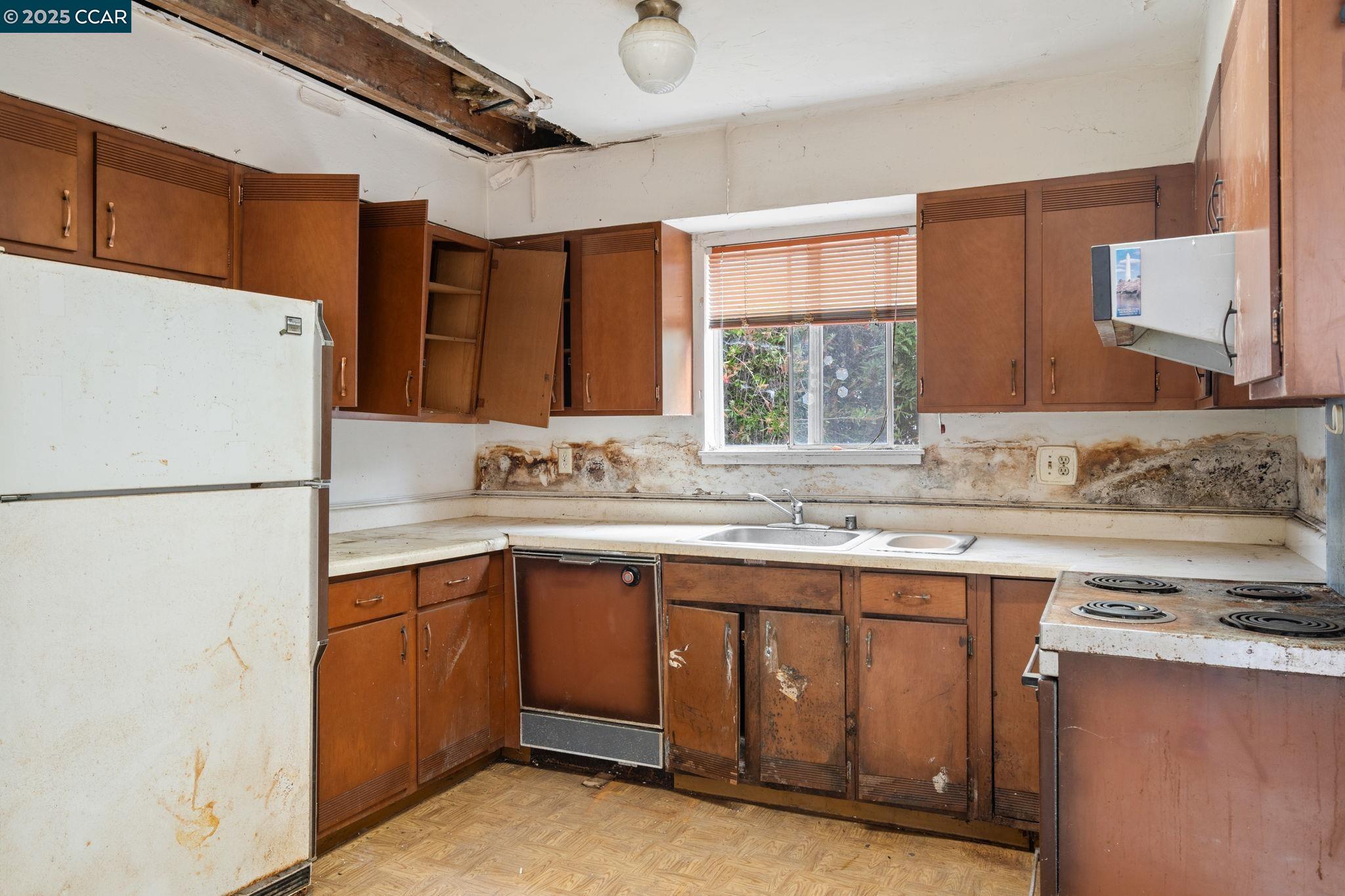 Detail Gallery Image 34 of 52 For 1700 San Benito St, Richmond,  CA 94804 - 5 Beds | 2 Baths