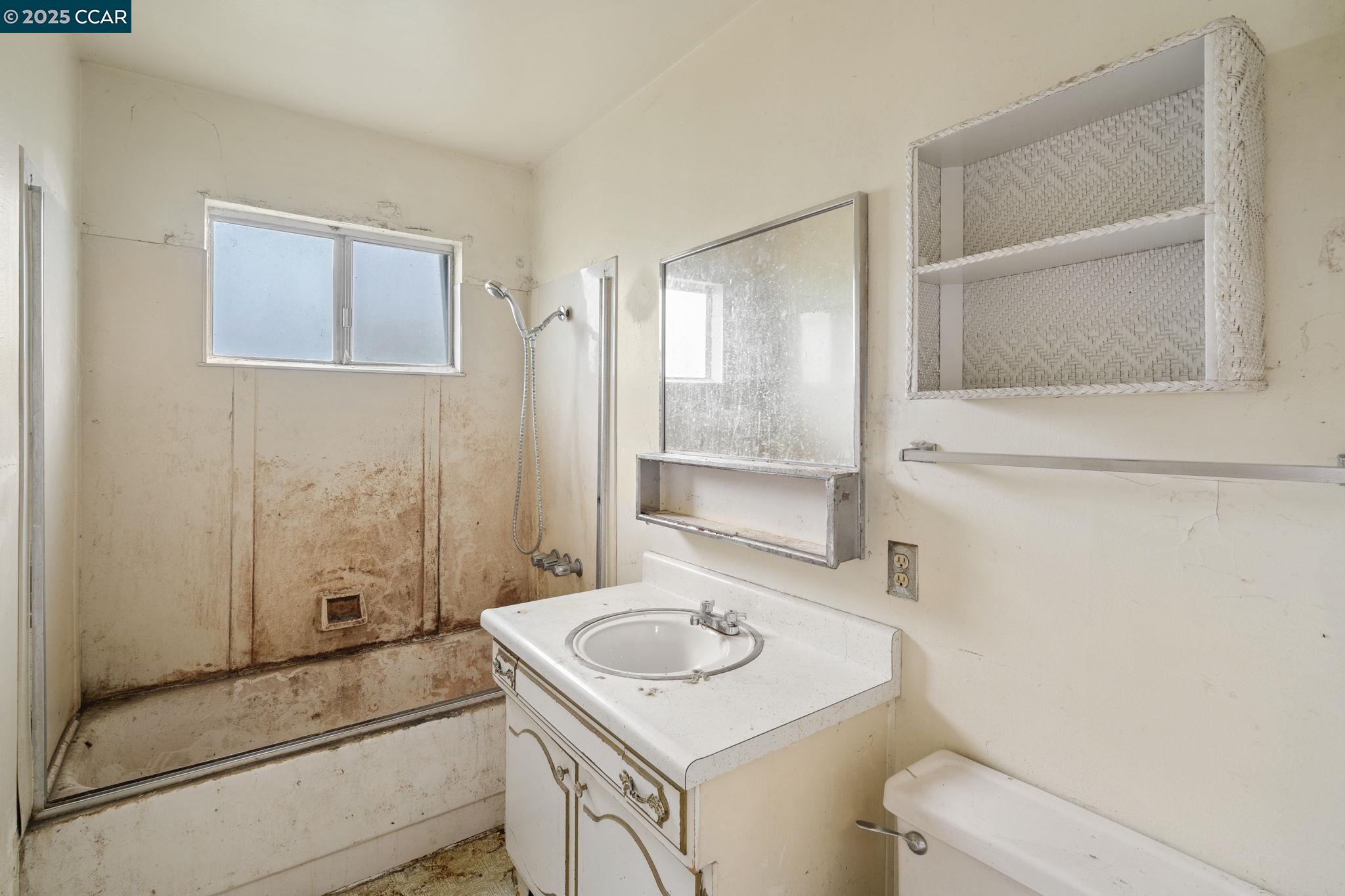 Detail Gallery Image 35 of 52 For 1700 San Benito St, Richmond,  CA 94804 - 5 Beds | 2 Baths