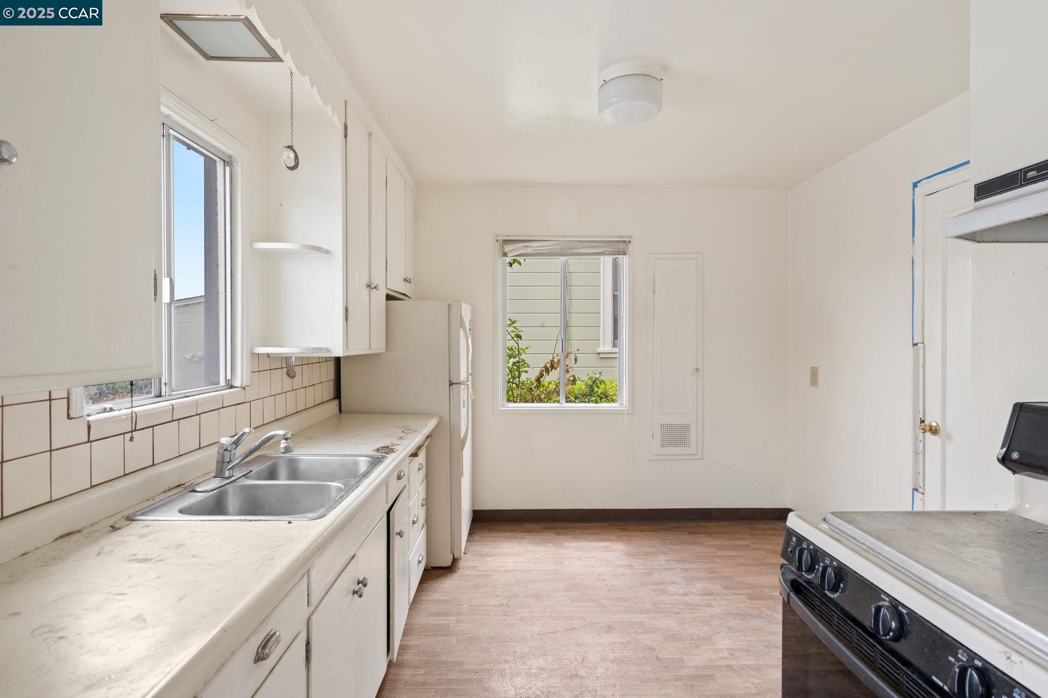 Detail Gallery Image 8 of 52 For 1700 San Benito St, Richmond,  CA 94804 - 5 Beds | 2 Baths