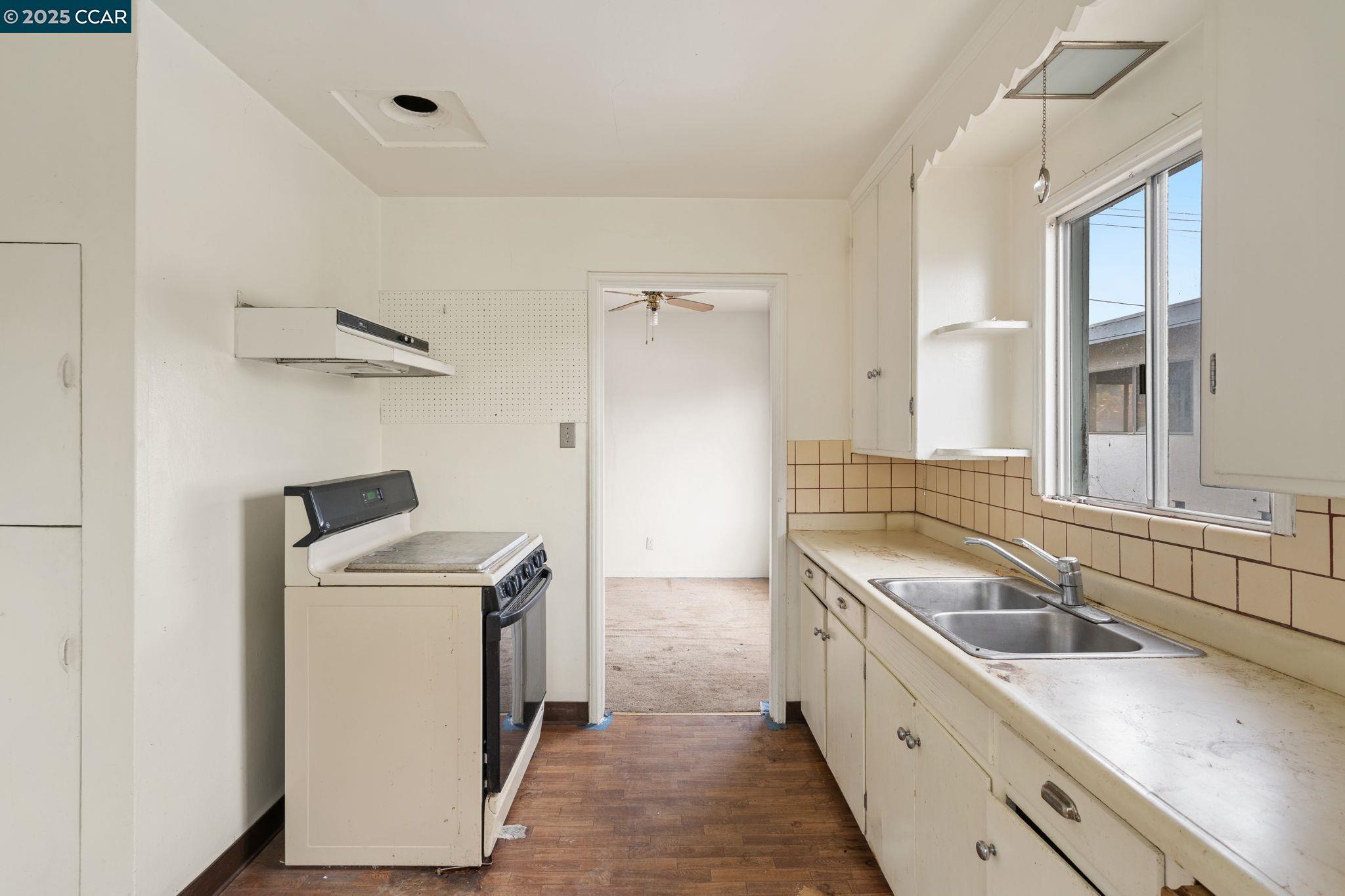 Detail Gallery Image 9 of 52 For 1700 San Benito St, Richmond,  CA 94804 - 5 Beds | 2 Baths