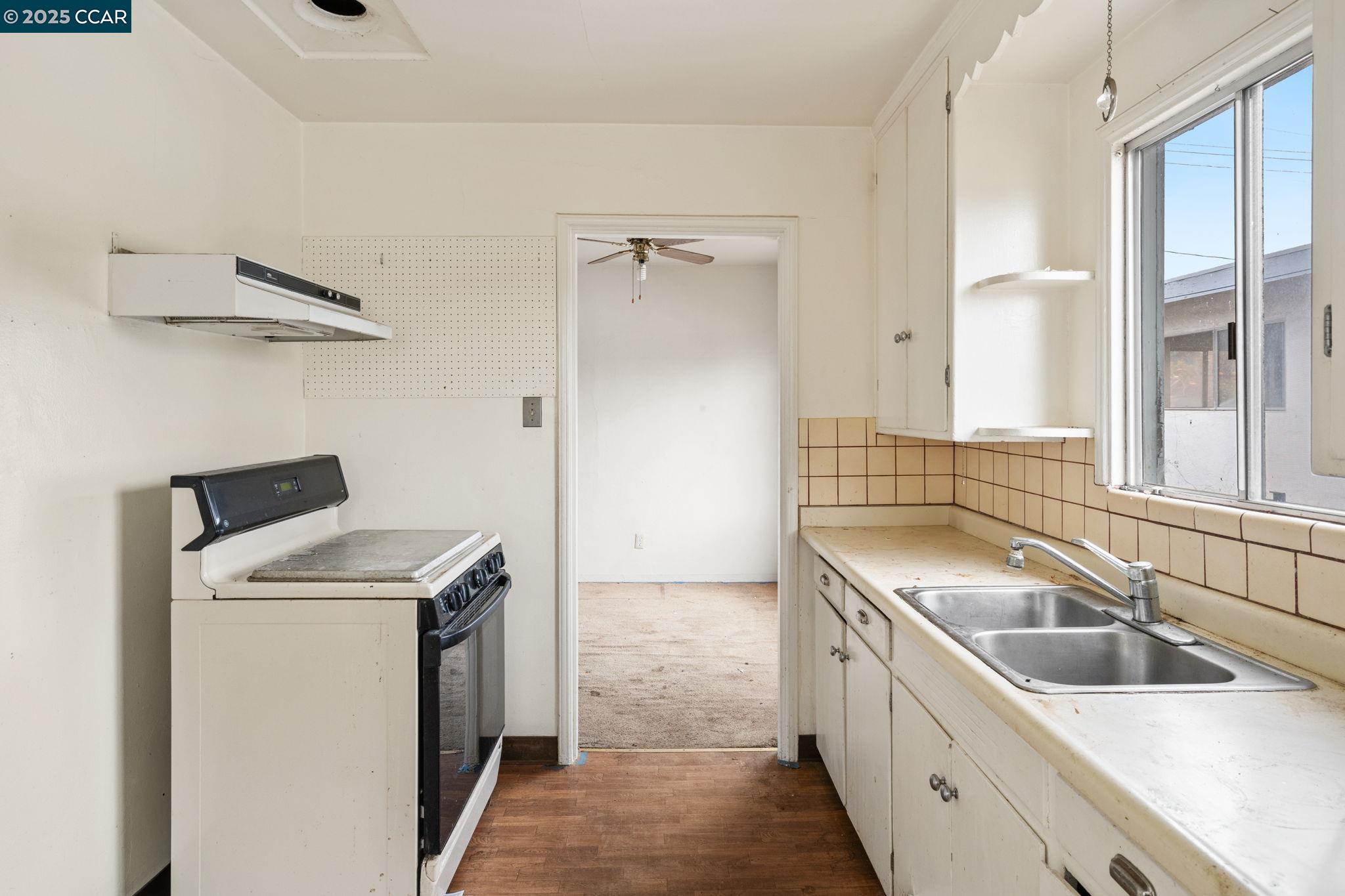 Detail Gallery Image 10 of 52 For 1700 San Benito St, Richmond,  CA 94804 - 5 Beds | 2 Baths