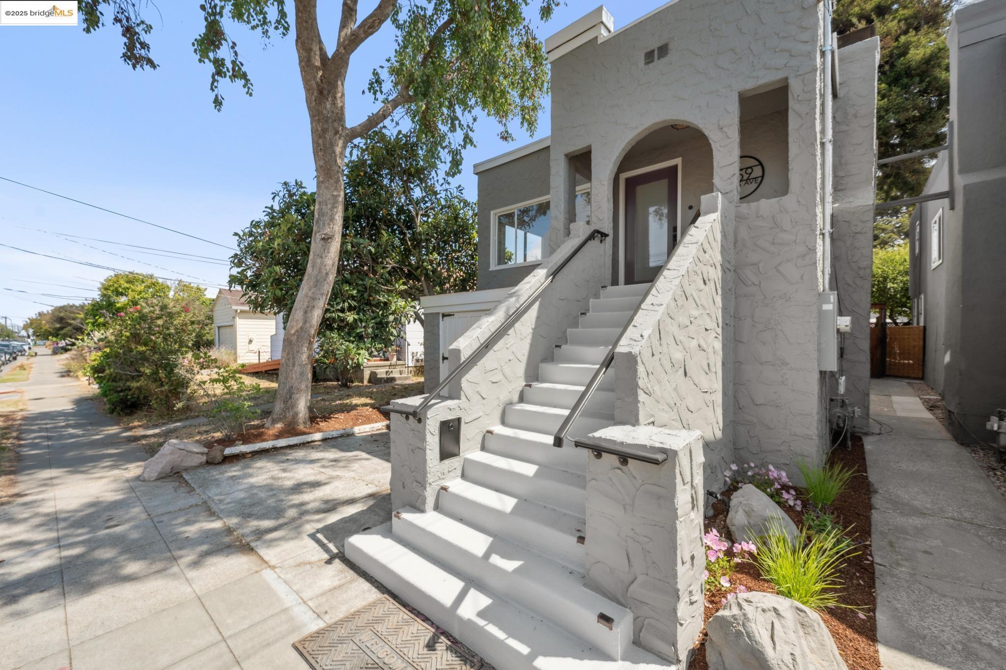 Detail Gallery Image 1 of 1 For 959 Kains Ave, Albany,  CA 94706 - 3 Beds | 3 Baths
