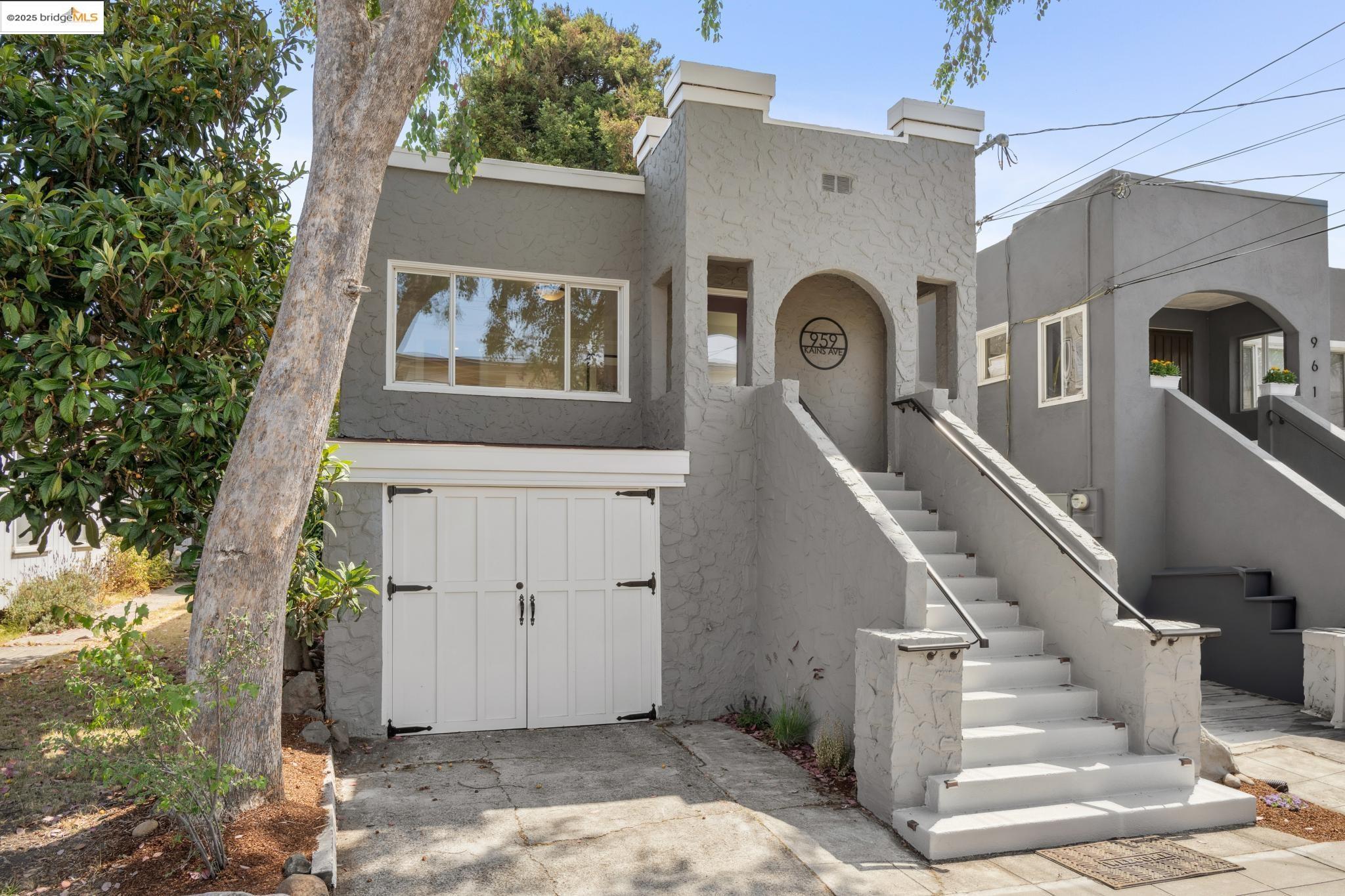 Detail Gallery Image 2 of 54 For 959 Kains Ave, Albany,  CA 94706 - 3 Beds | 3 Baths