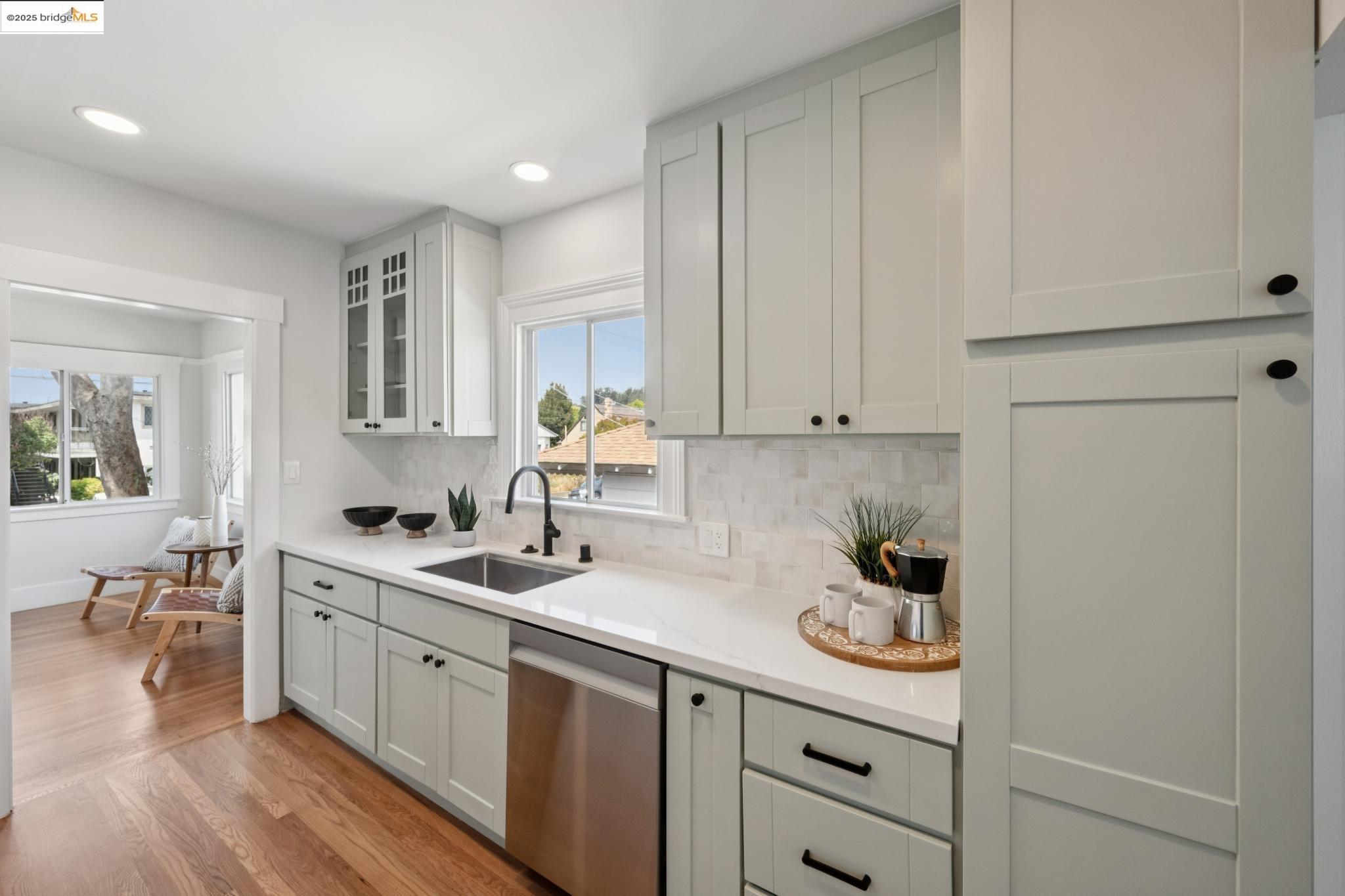 Detail Gallery Image 20 of 54 For 959 Kains Ave, Albany,  CA 94706 - 3 Beds | 3 Baths