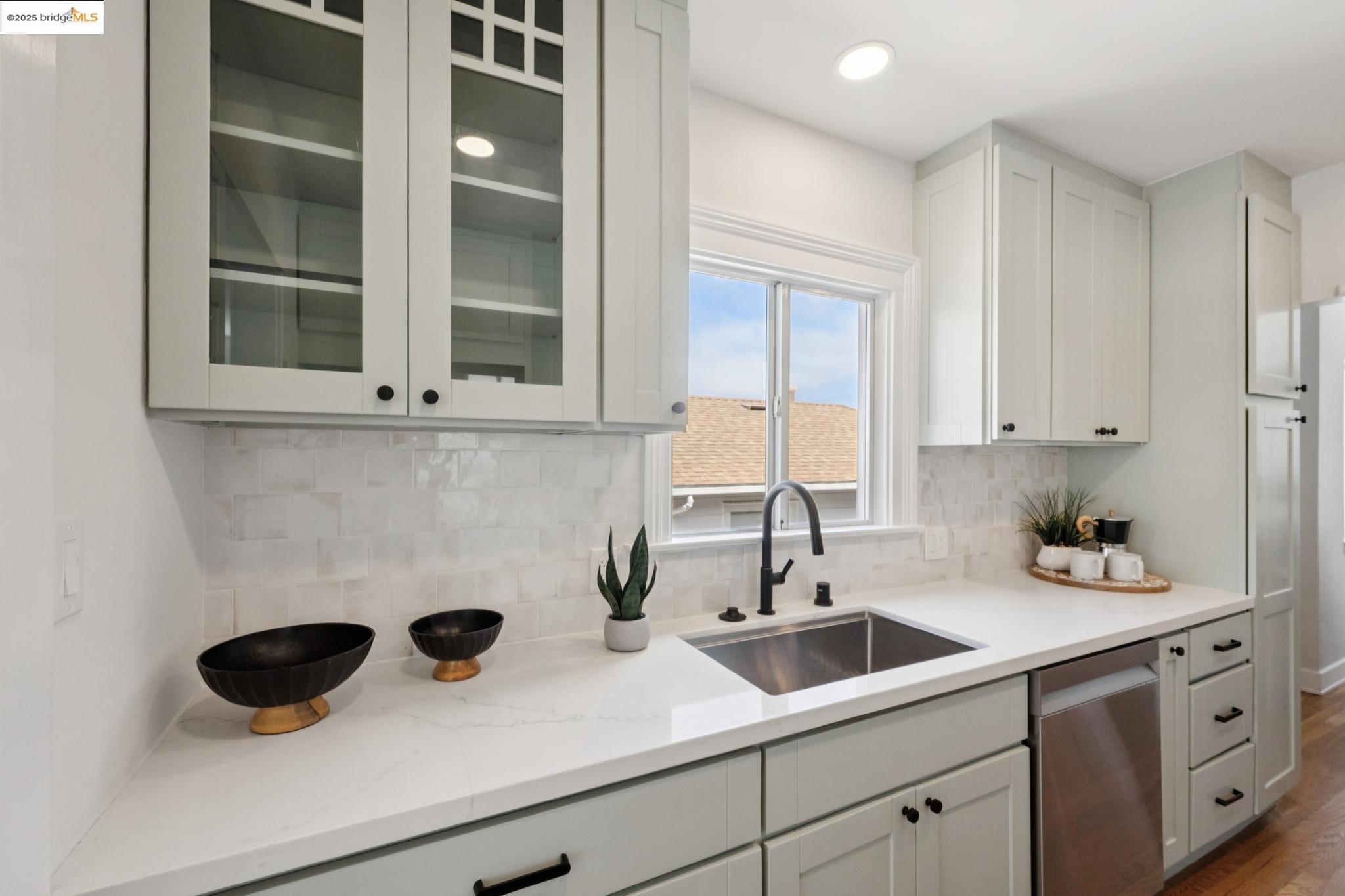Detail Gallery Image 21 of 54 For 959 Kains Ave, Albany,  CA 94706 - 3 Beds | 3 Baths