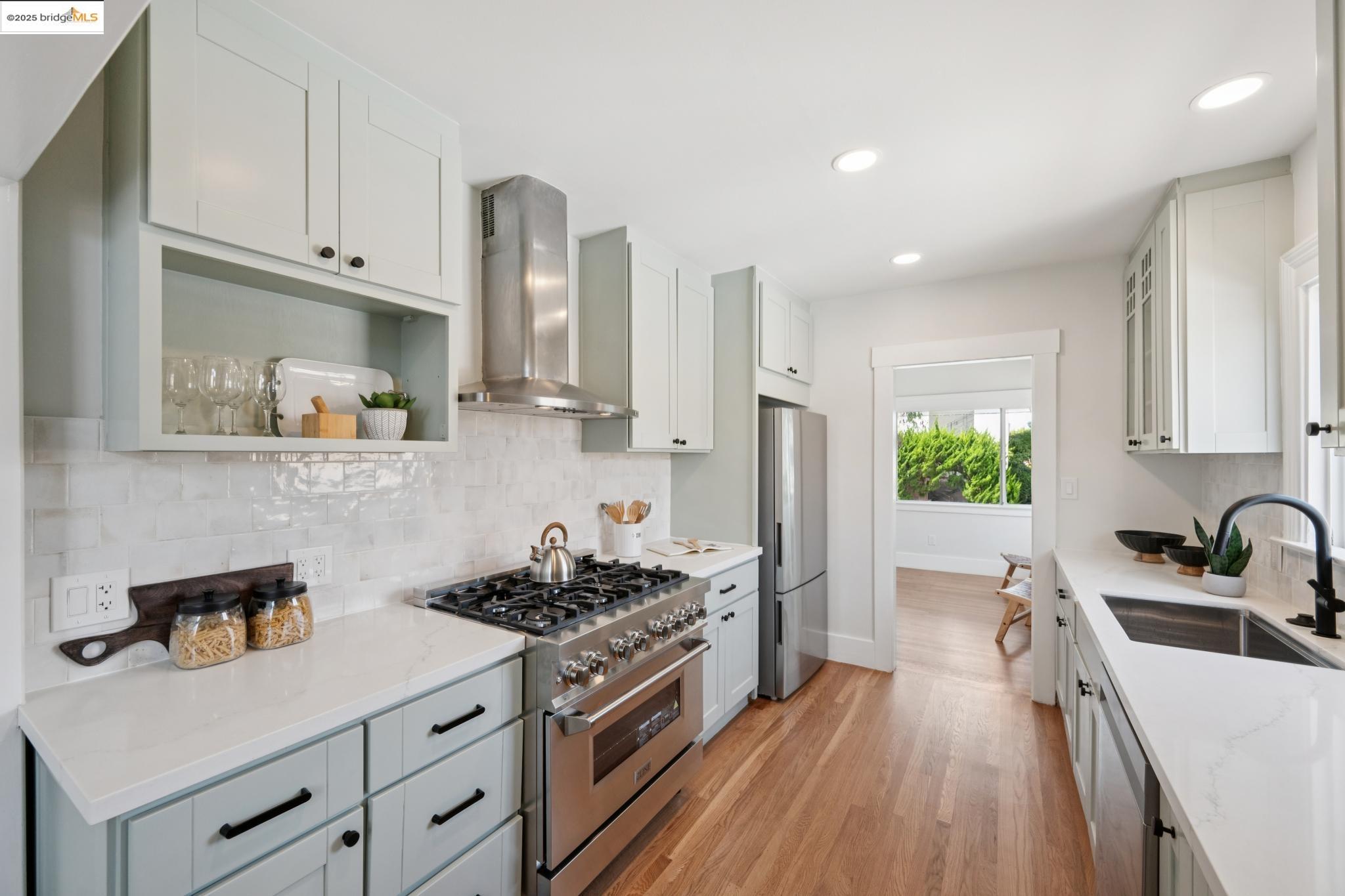 Detail Gallery Image 22 of 54 For 959 Kains Ave, Albany,  CA 94706 - 3 Beds | 3 Baths