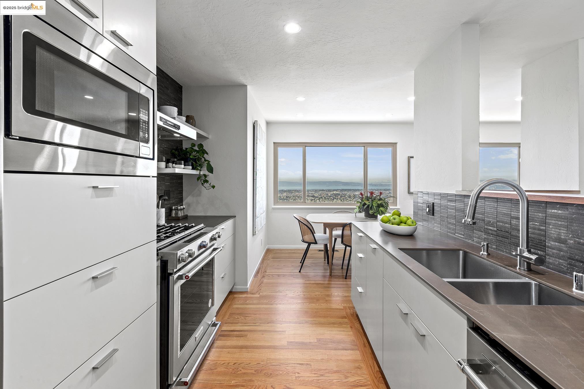 Detail Gallery Image 14 of 60 For 381 Crestmont Dr, Oakland,  CA 94619 - 4 Beds | 2/1 Baths